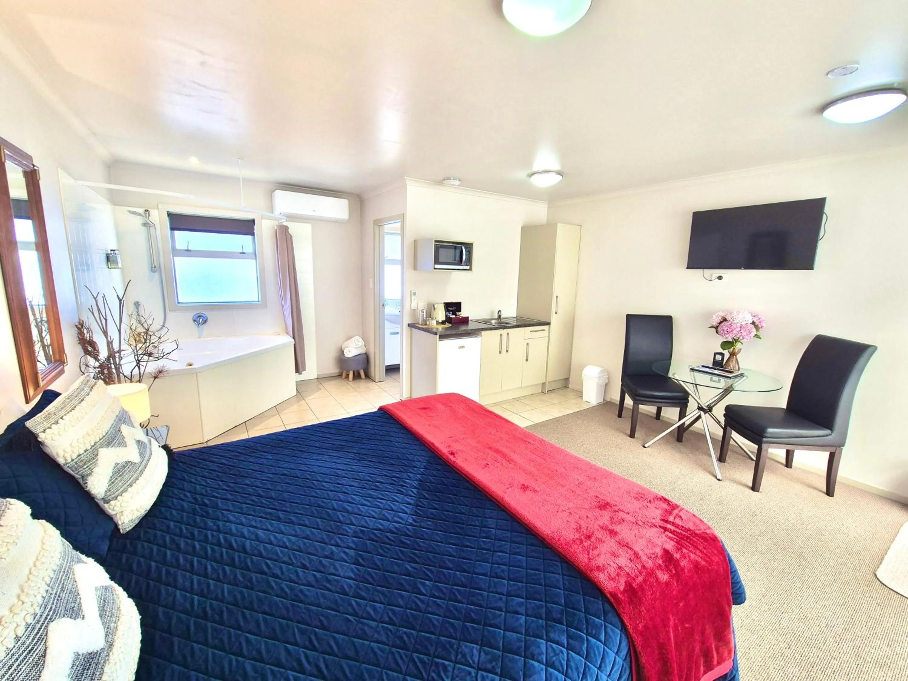 Bed in Absolute Lake View Motel