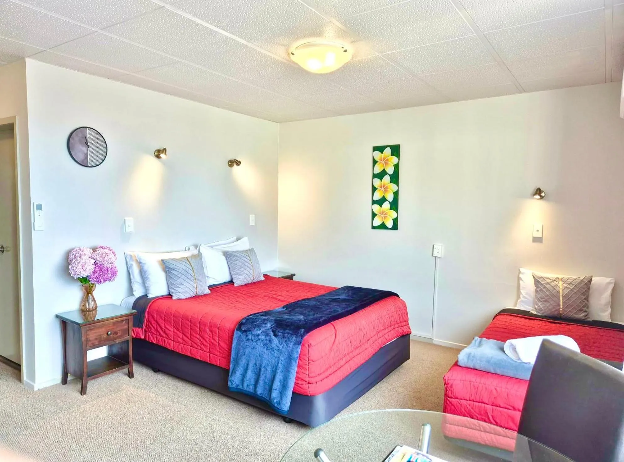 Bed in Absolute Lake View Motel