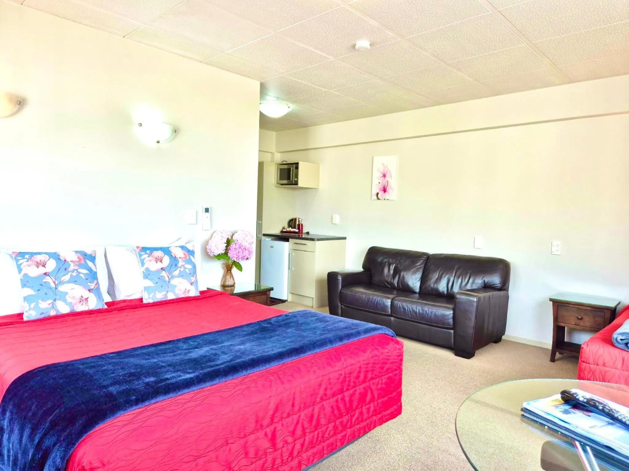 Bed in Absolute Lake View Motel