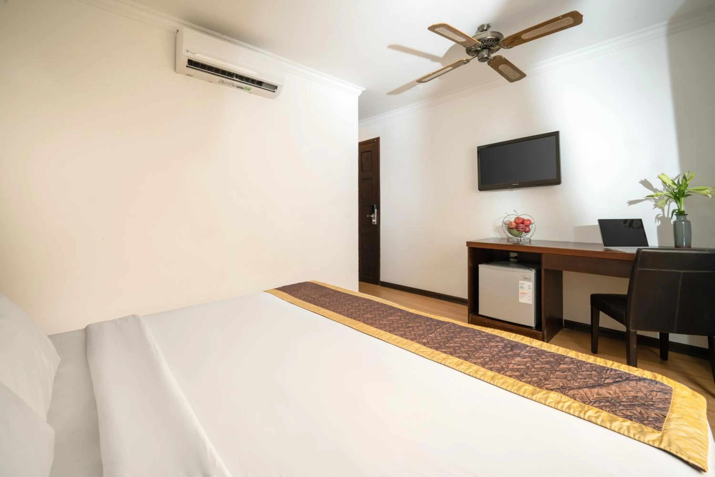 Communal lounge/ TV room, Bed in Zenta Sea View Hotel