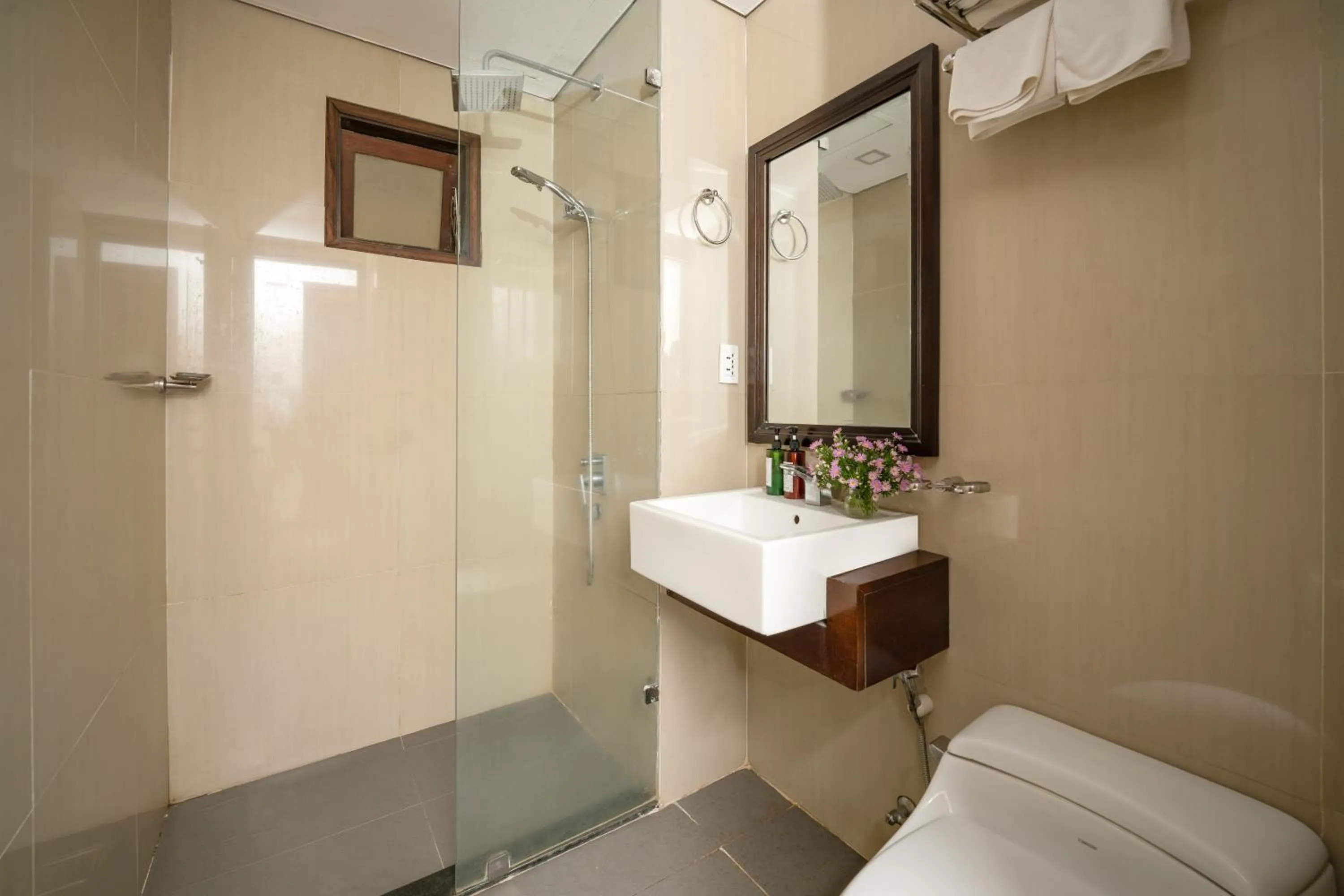 Shower in Zenta Sea View Hotel