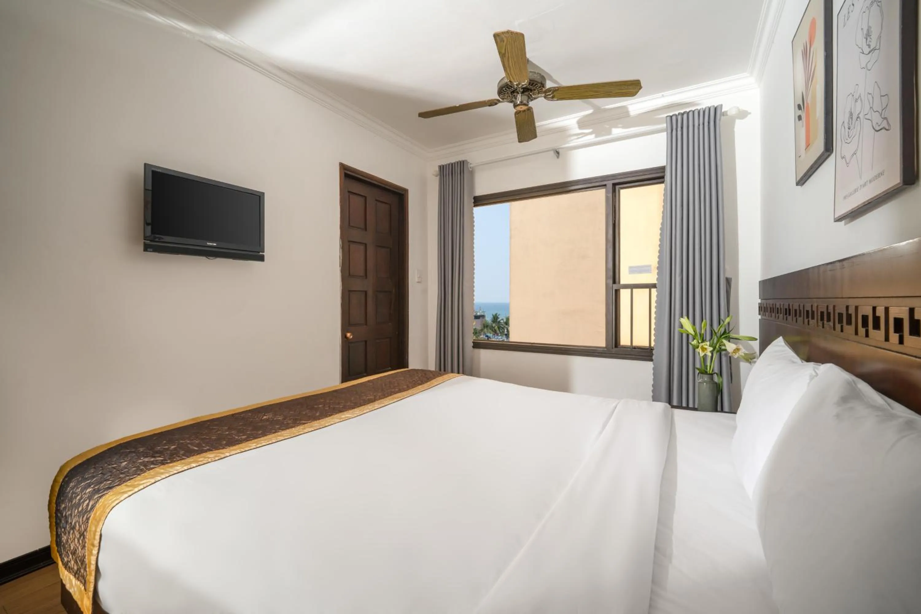 Communal lounge/ TV room, Bed in Zenta Sea View Hotel