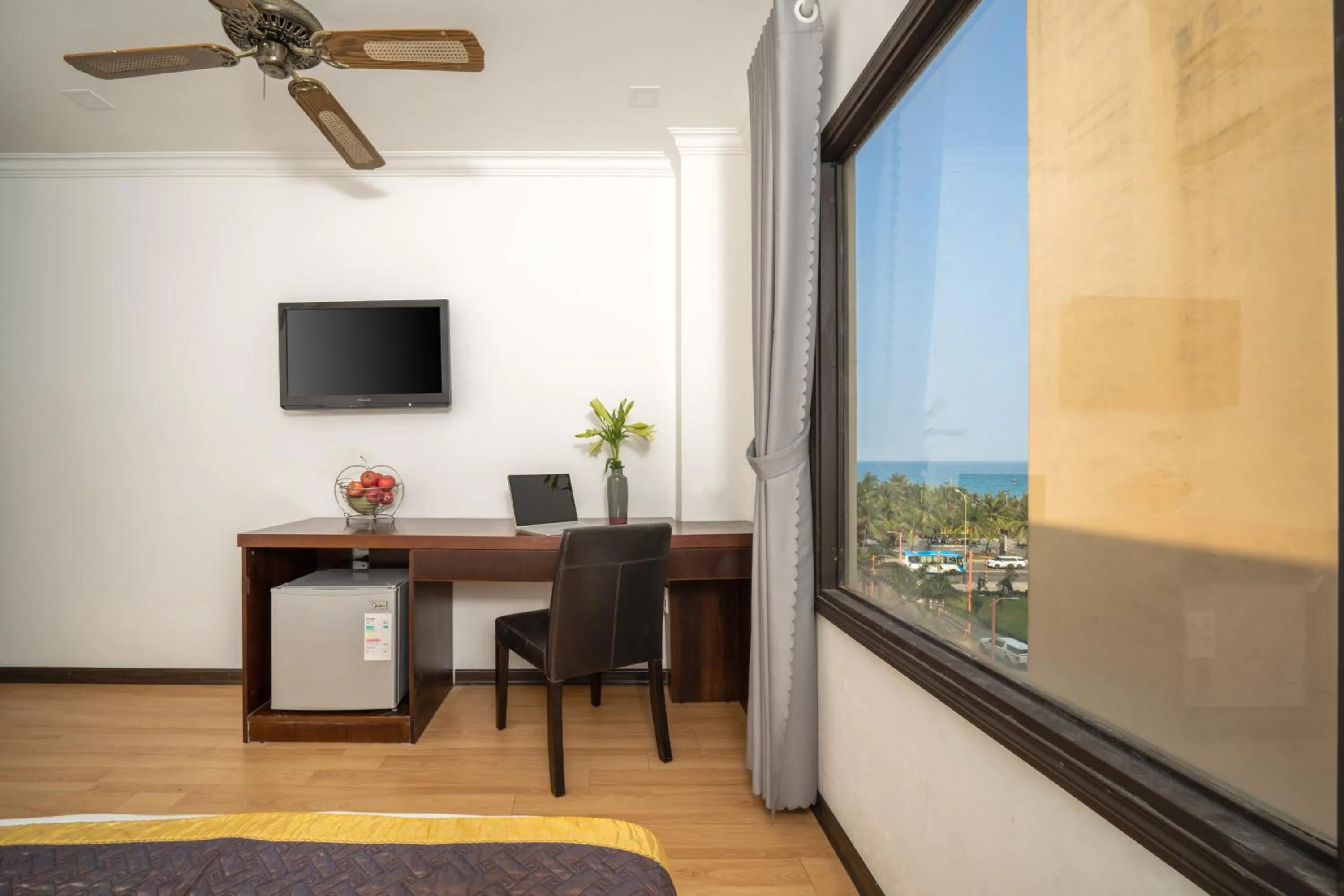 Communal lounge/ TV room in Zenta Sea View Hotel