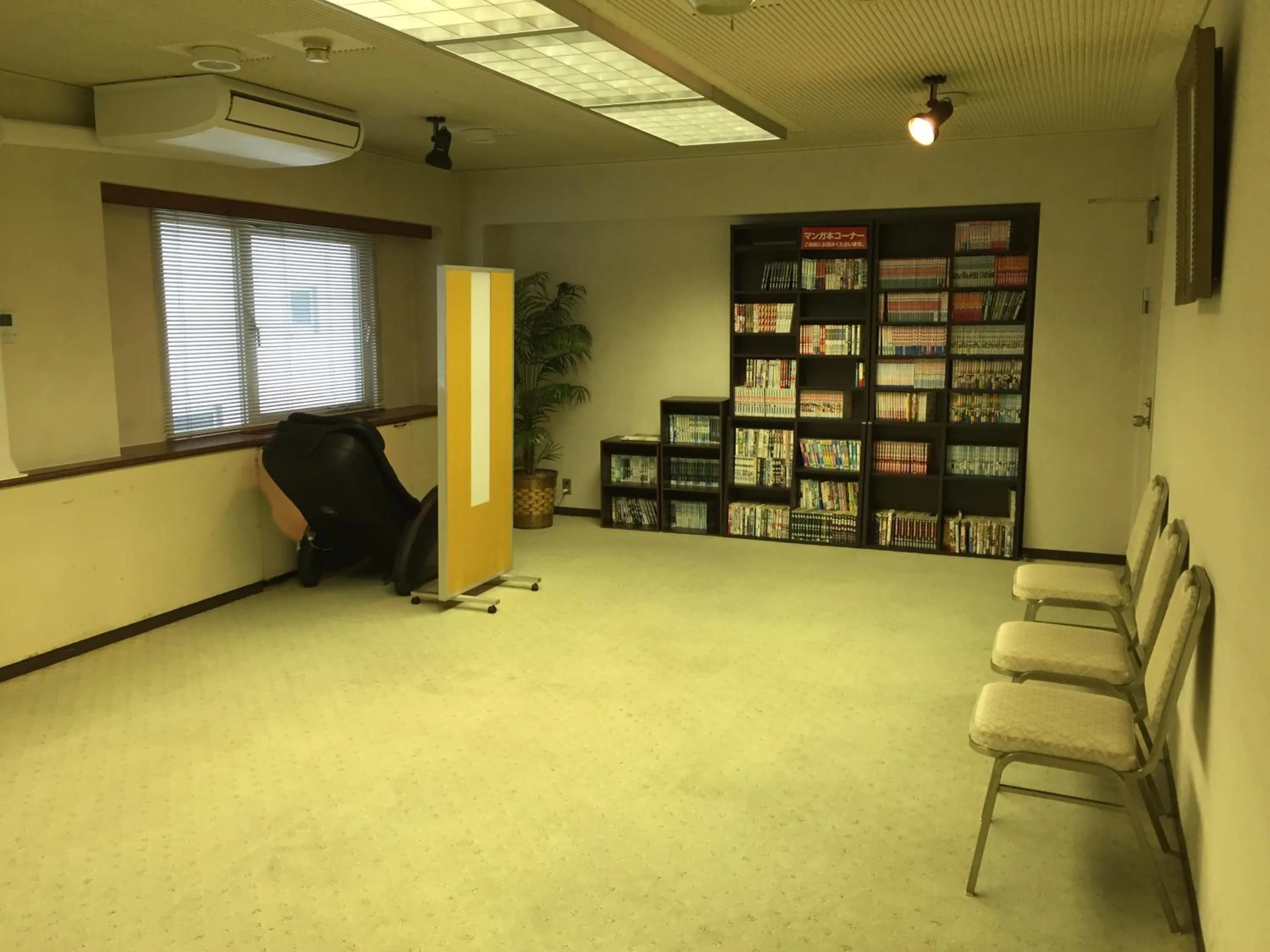 Communal lounge/ TV room in Hotel Crown Hills Kofu