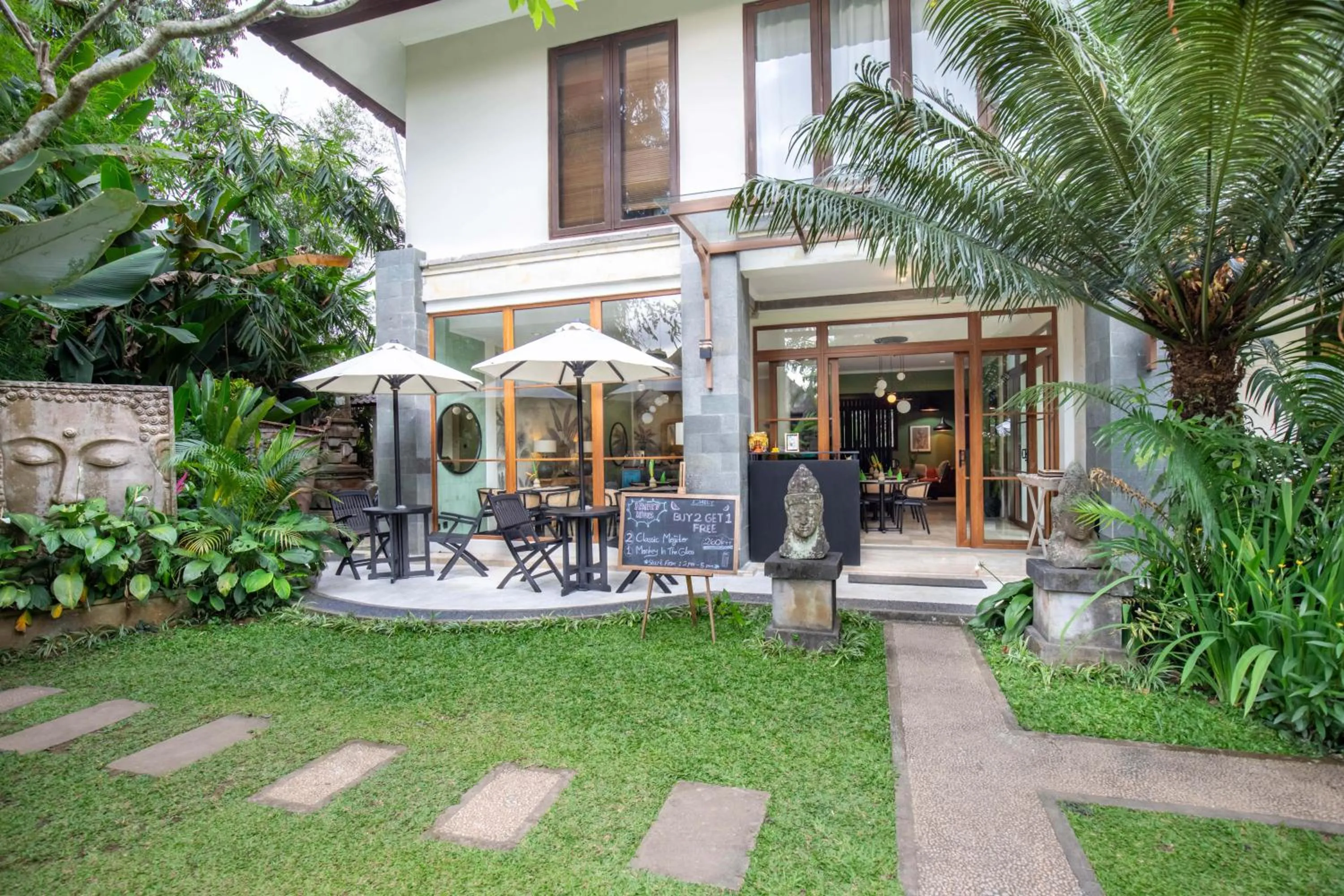 Restaurant/places to eat in Suara Air Luxury Villa Ubud