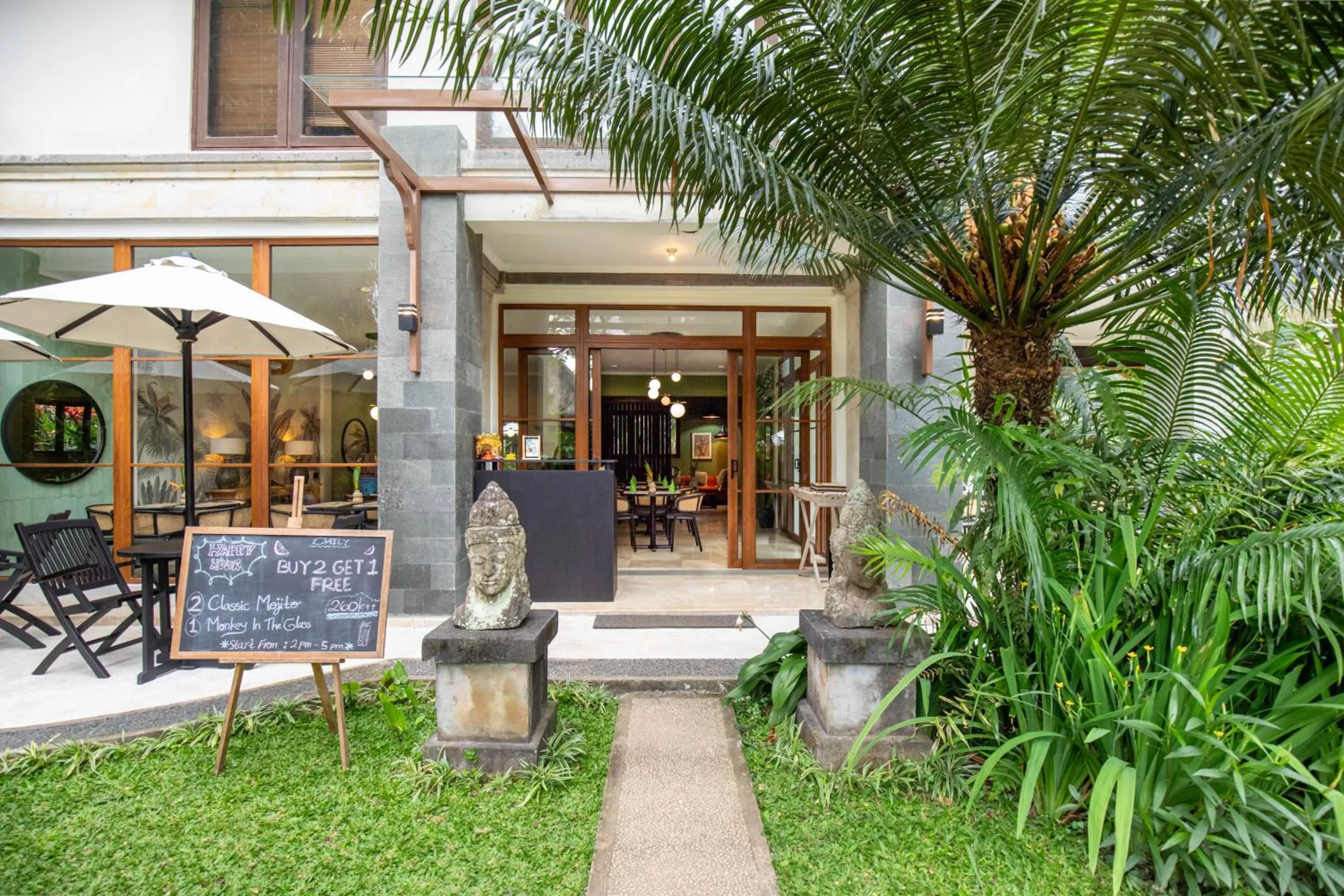 Restaurant/places to eat in Suara Air Luxury Villa Ubud