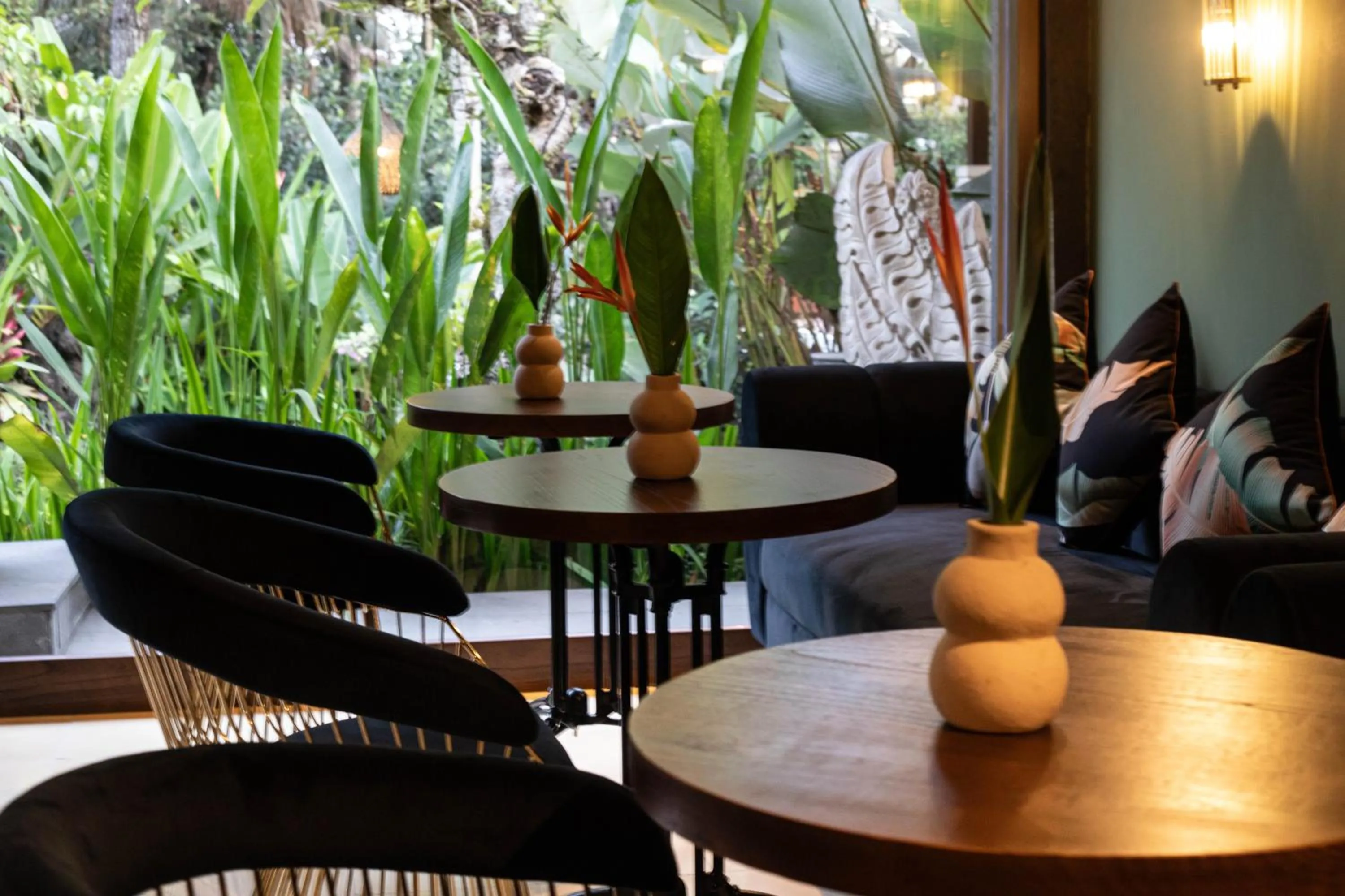 Restaurant/places to eat in Suara Air Luxury Villa Ubud