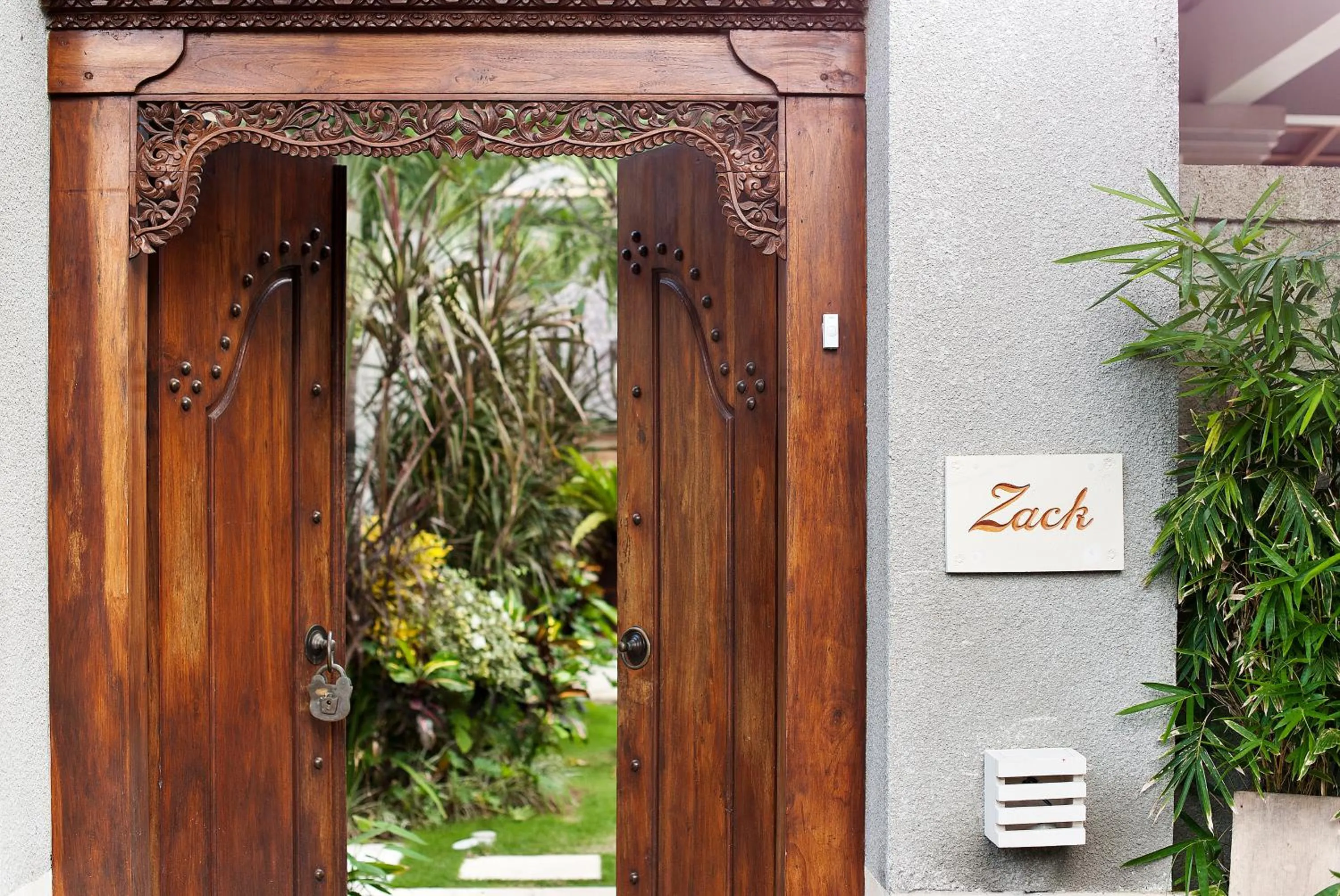 Facade/entrance in Villa Zanissa