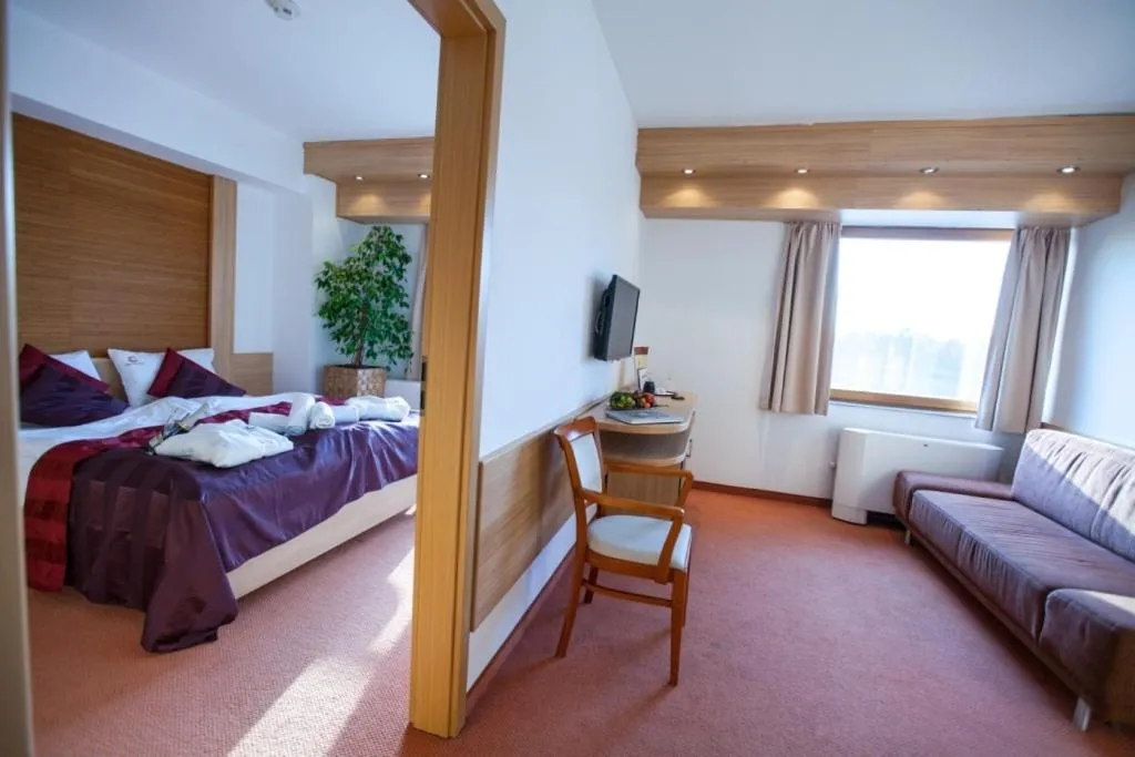 Living room, Bed in Hotel Corvus Aqua