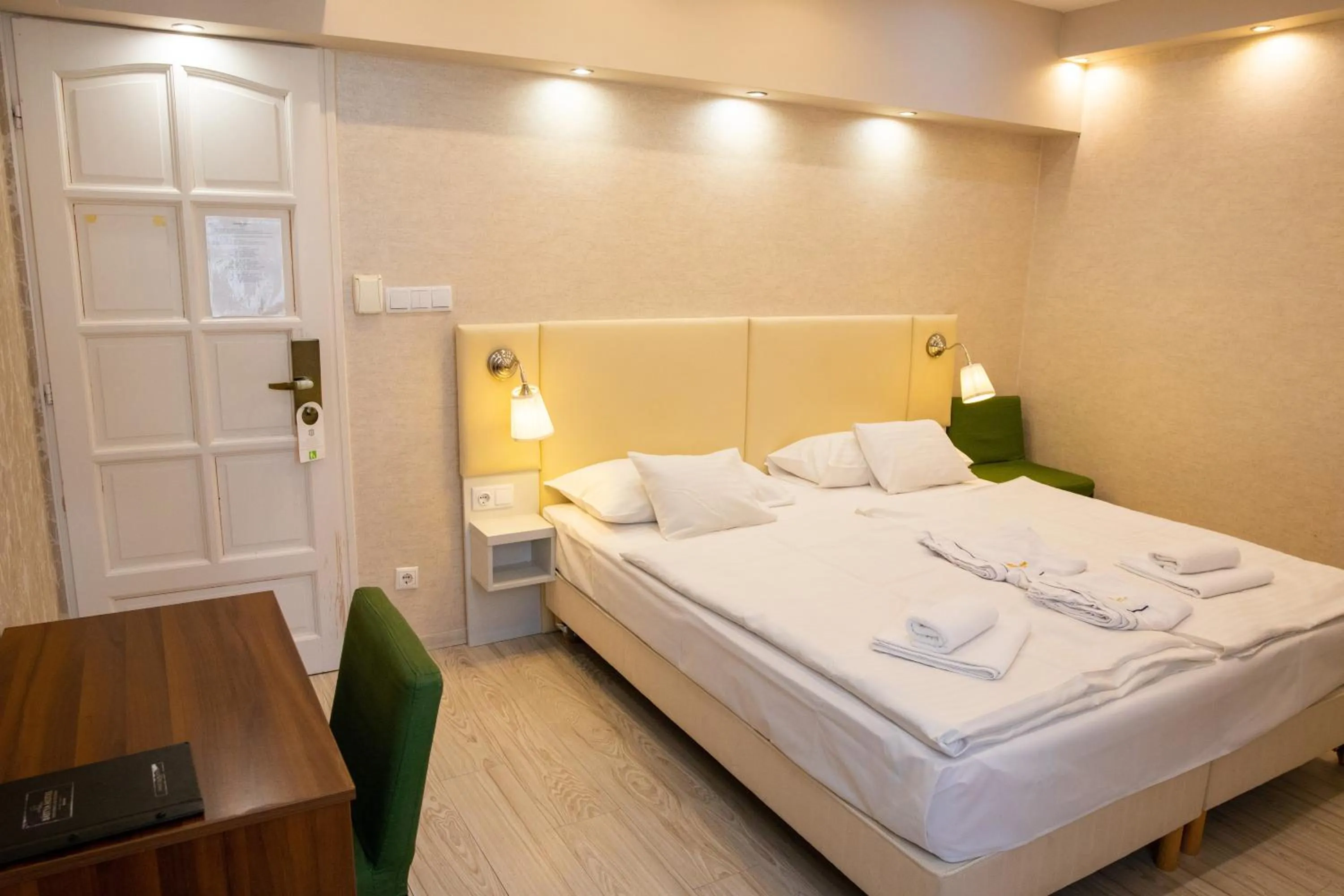 Photo of the whole room, Bed in Bástya Konferencia és Wellness Hotel