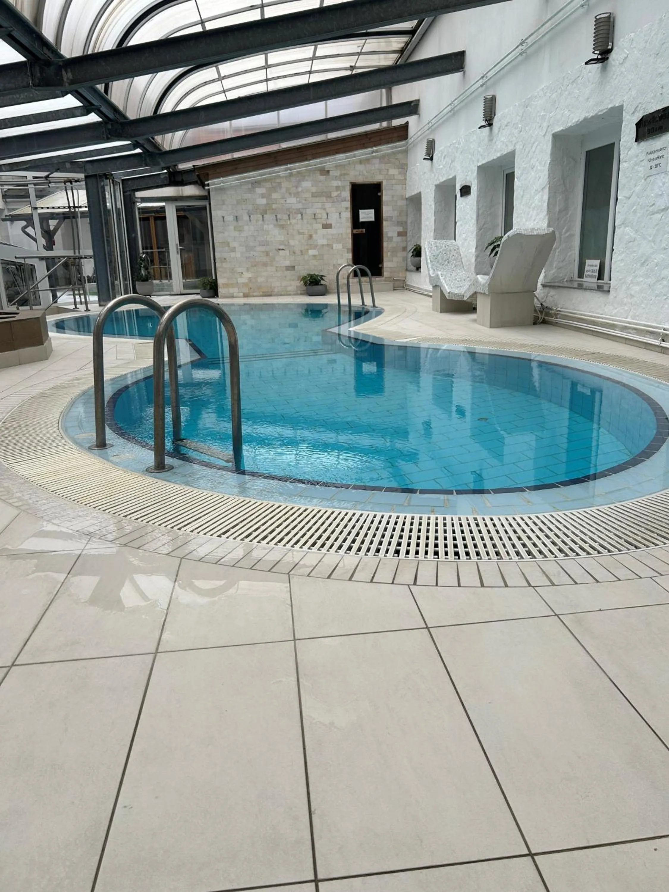 Swimming pool in Bástya Konferencia és Wellness Hotel