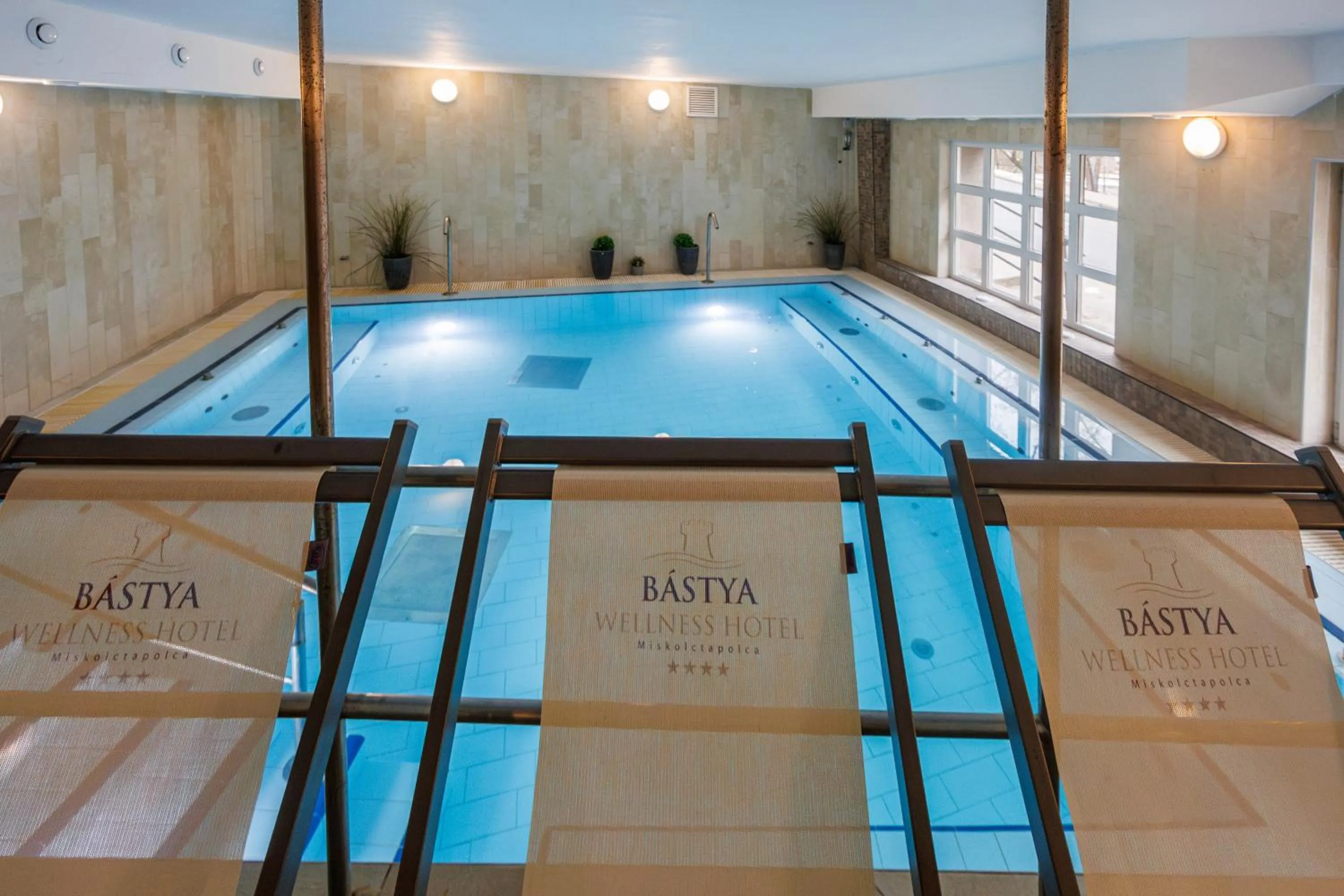Swimming pool in Bástya Konferencia és Wellness Hotel