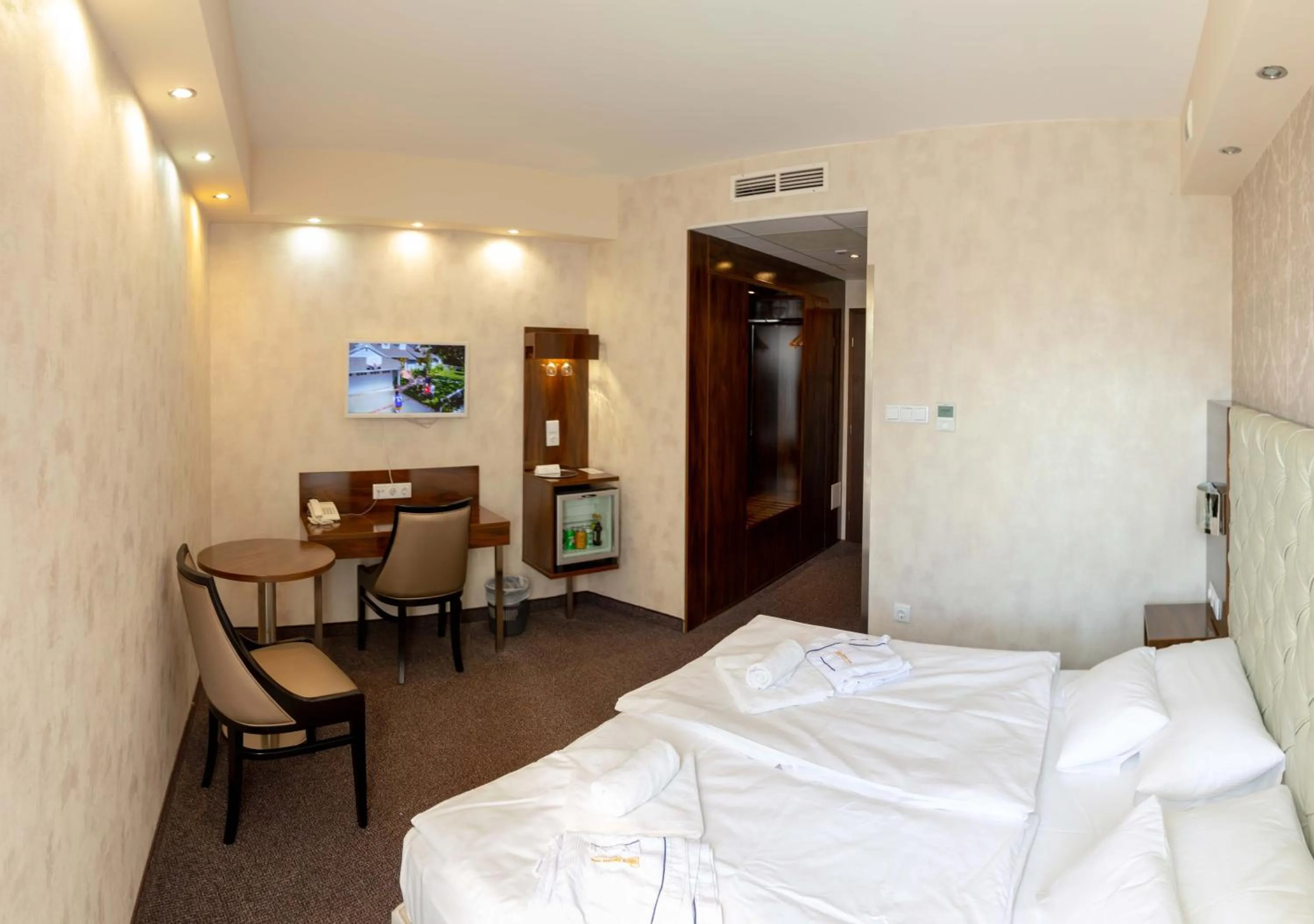 Food and drinks, Bed in Bástya Konferencia és Wellness Hotel