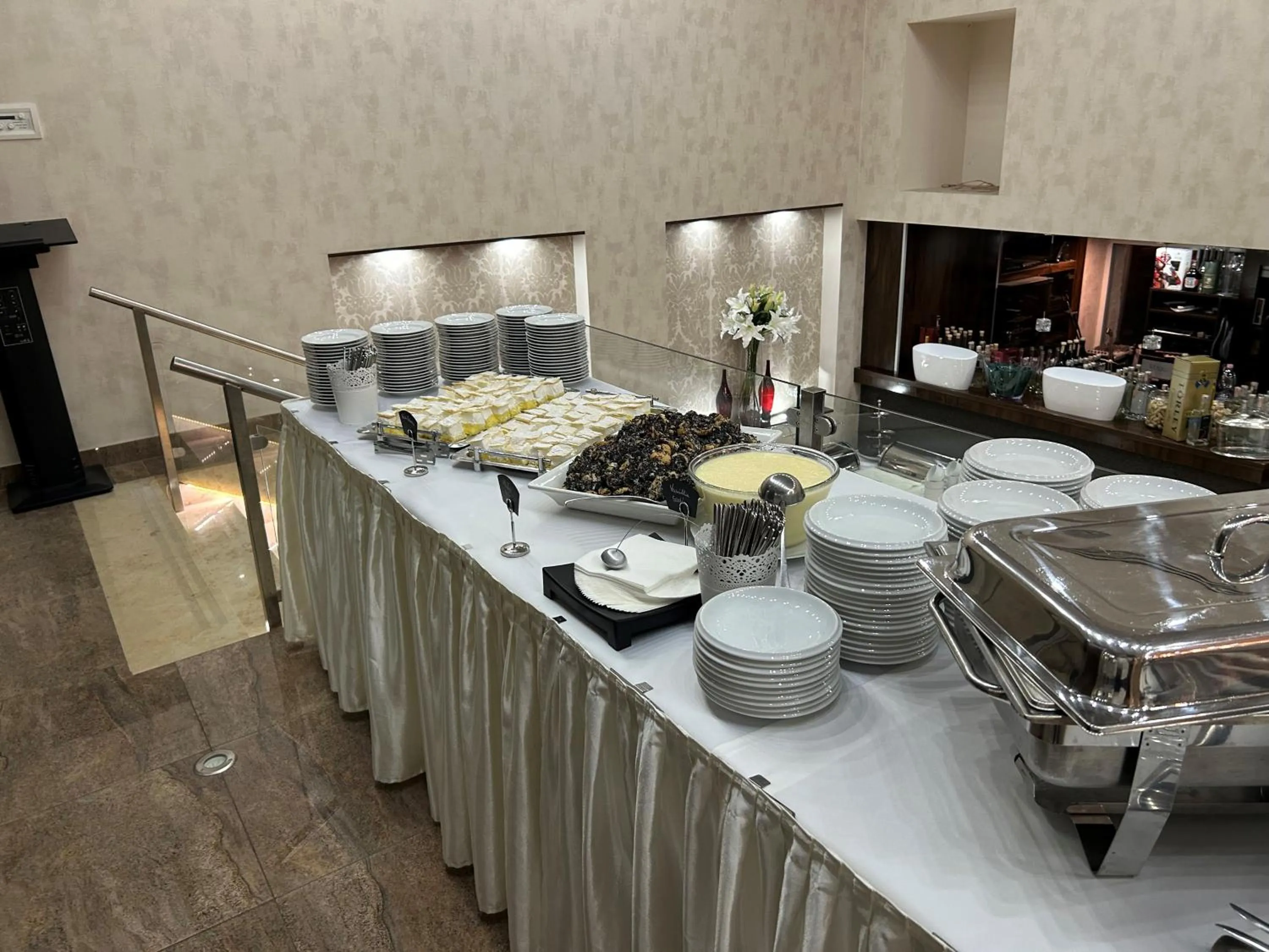 Restaurant/places to eat in Bástya Konferencia és Wellness Hotel