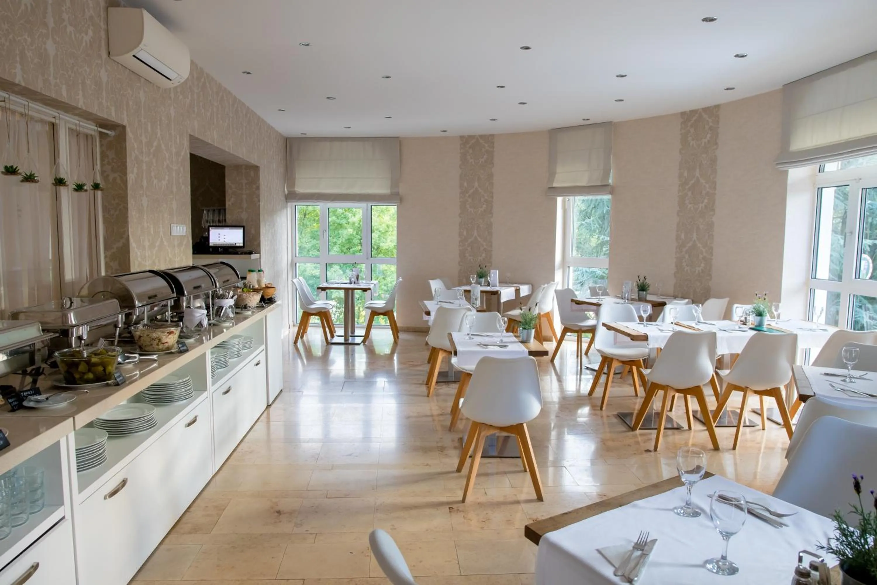 Restaurant/places to eat in Bástya Konferencia és Wellness Hotel