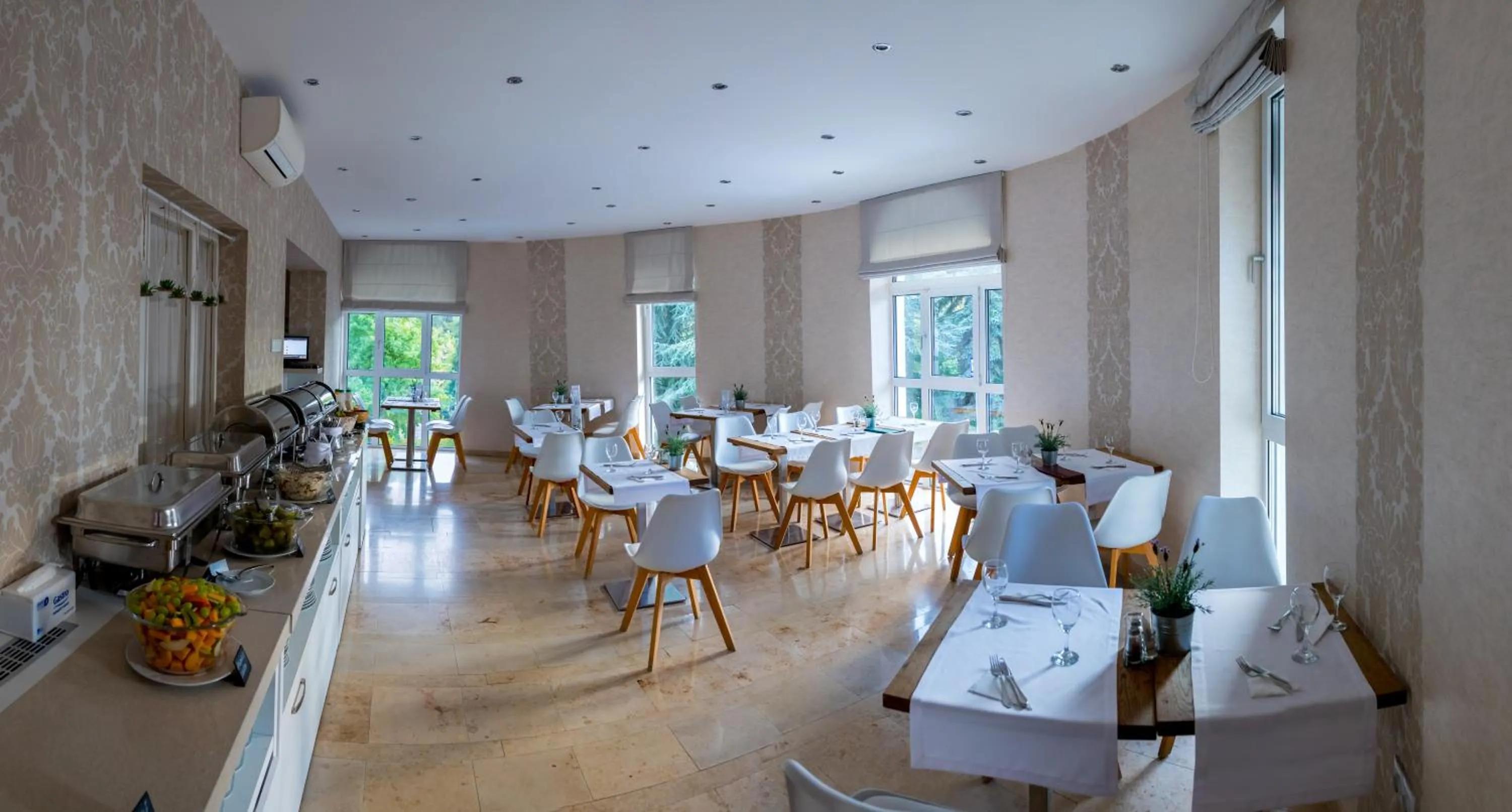 Restaurant/places to eat in Bástya Konferencia és Wellness Hotel