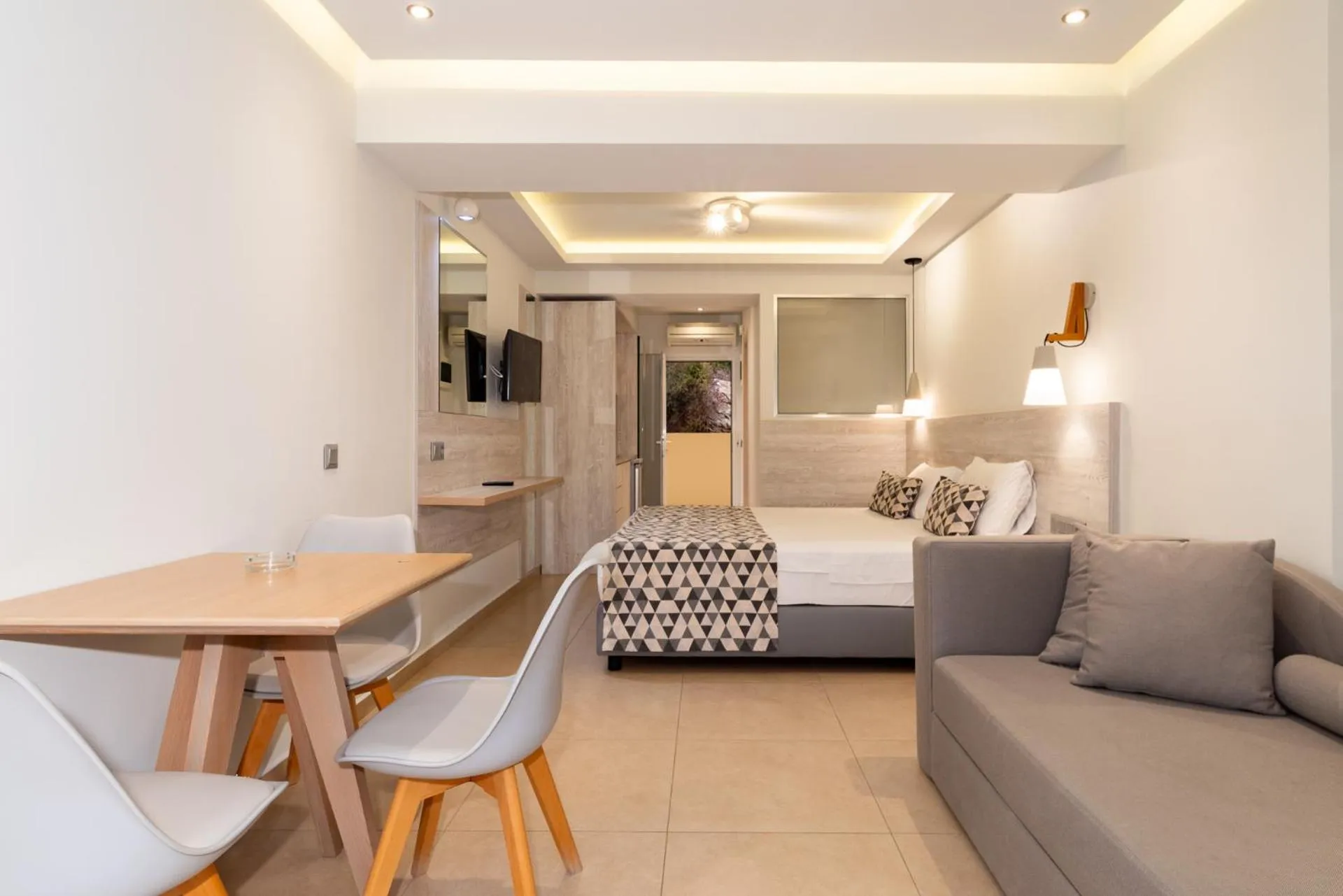 TV and multimedia in Elpis Studio Apartments