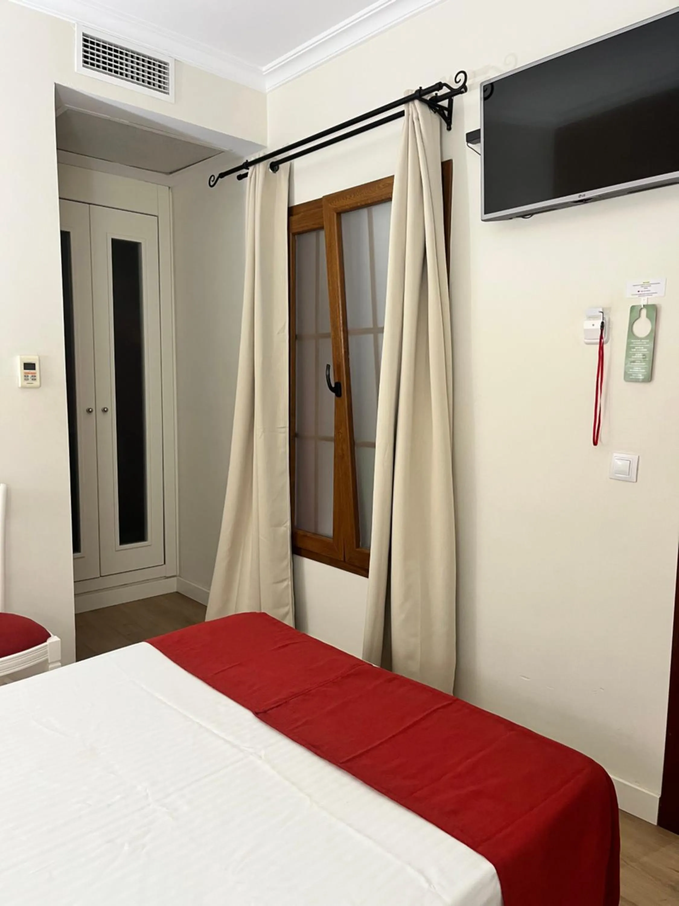 Photo of the whole room, Bed in Hostal Al-Andalus