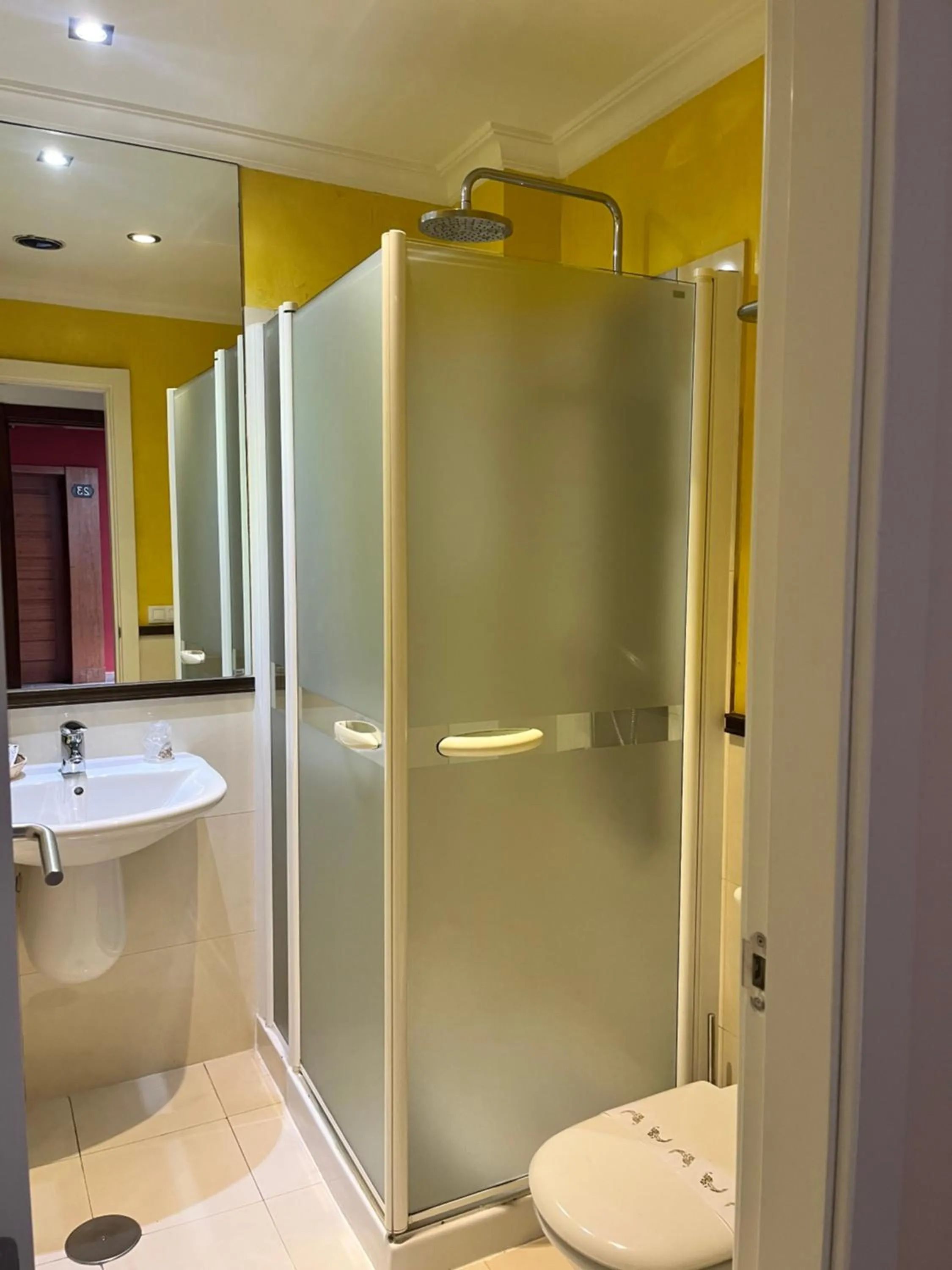 Bathroom in Hostal Al-Andalus