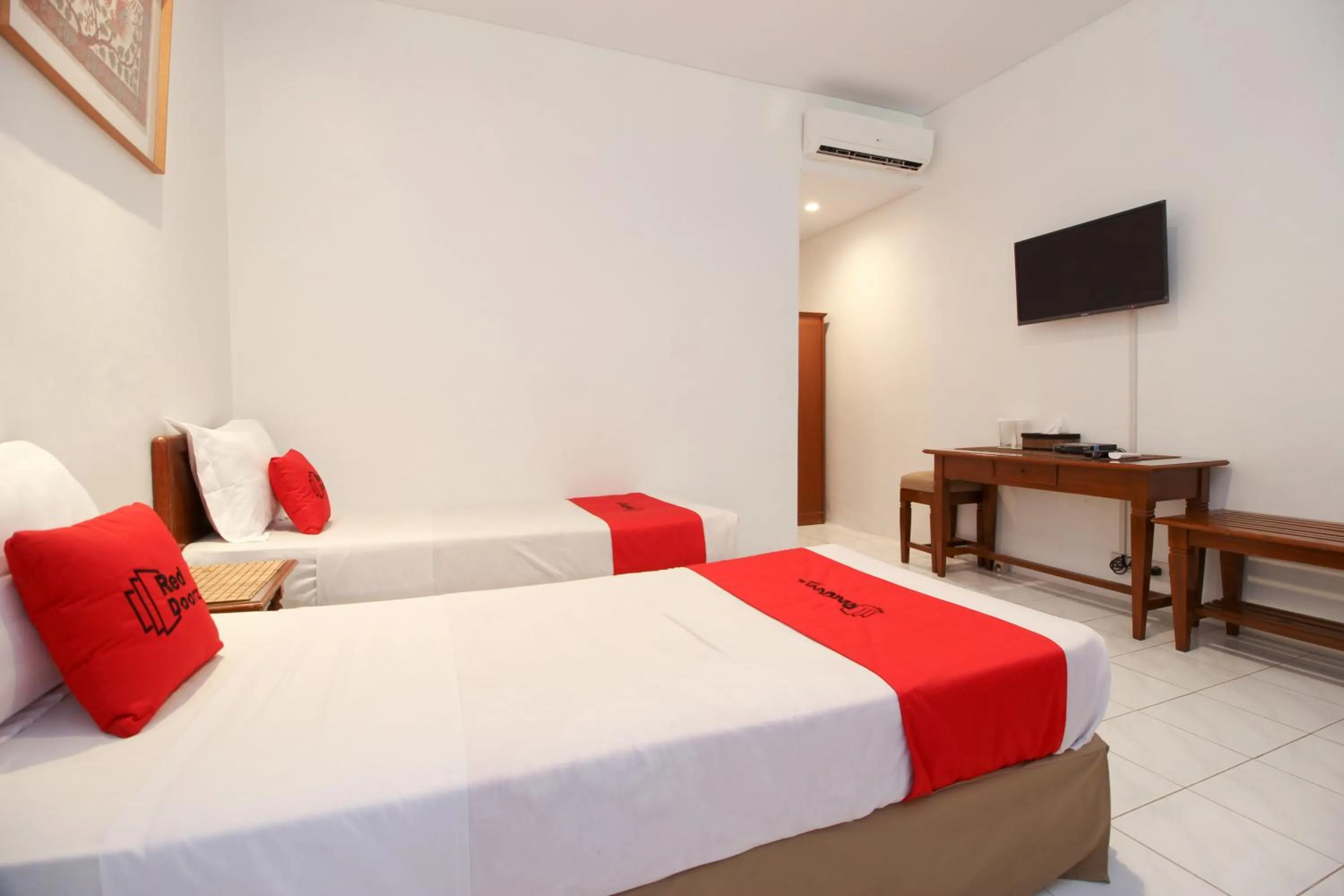 Bedroom, Bed in RedDoorz Plus near Alun Alun Selatan 2