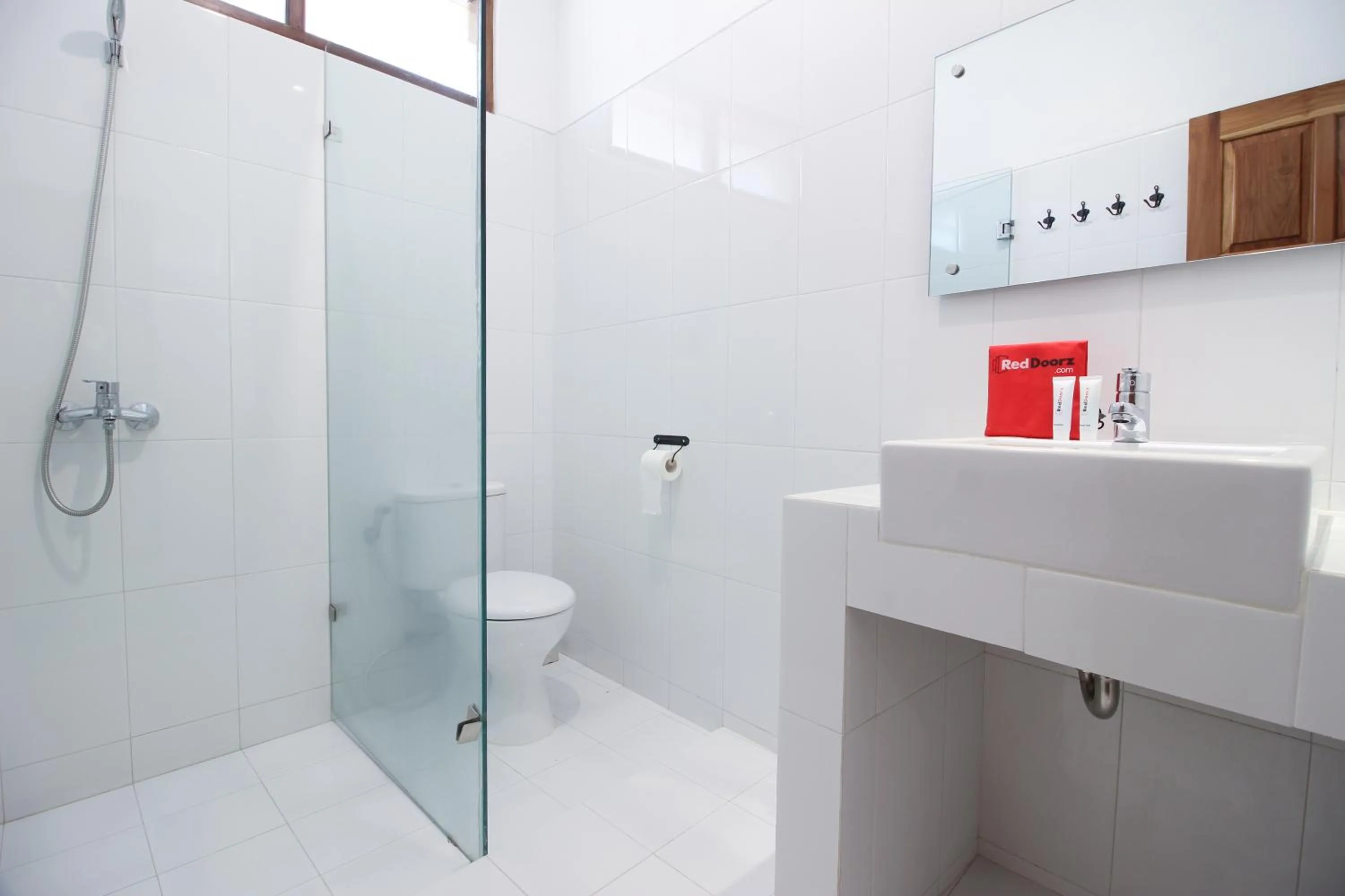 Bathroom in RedDoorz Plus near Alun Alun Selatan 2