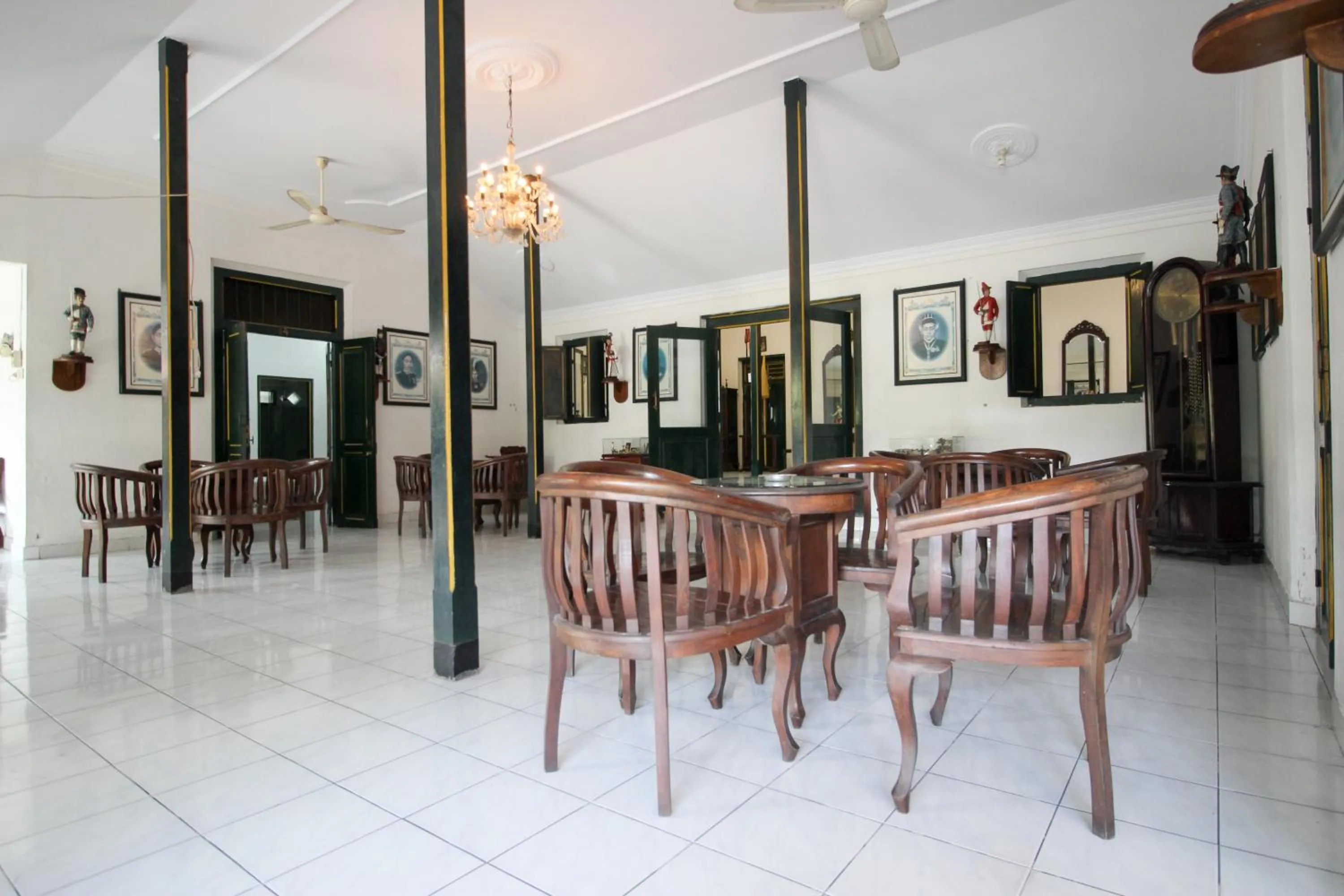 Seating area in RedDoorz Plus near Alun Alun Selatan 2