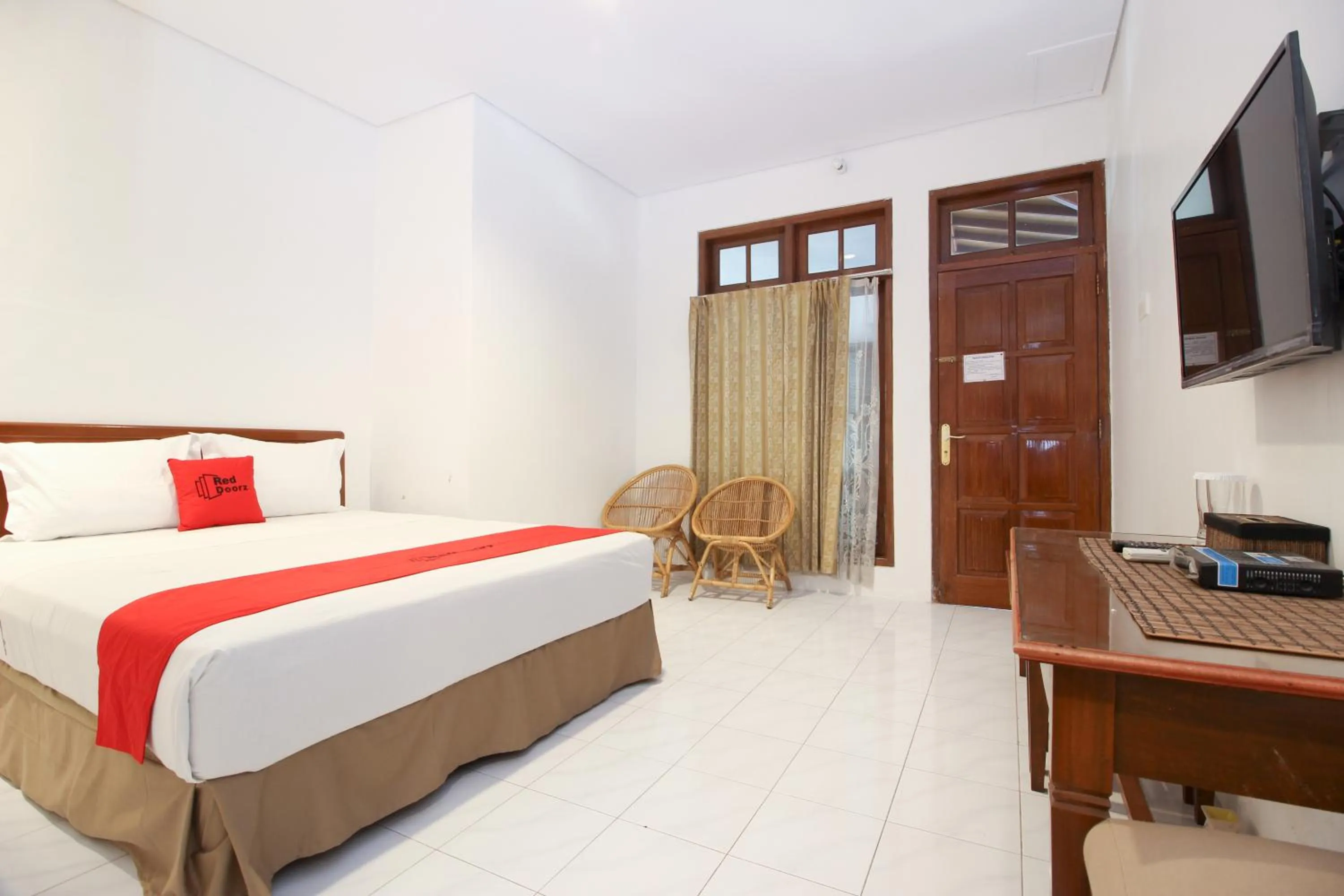 Bedroom, Bed in RedDoorz Plus near Alun Alun Selatan 2