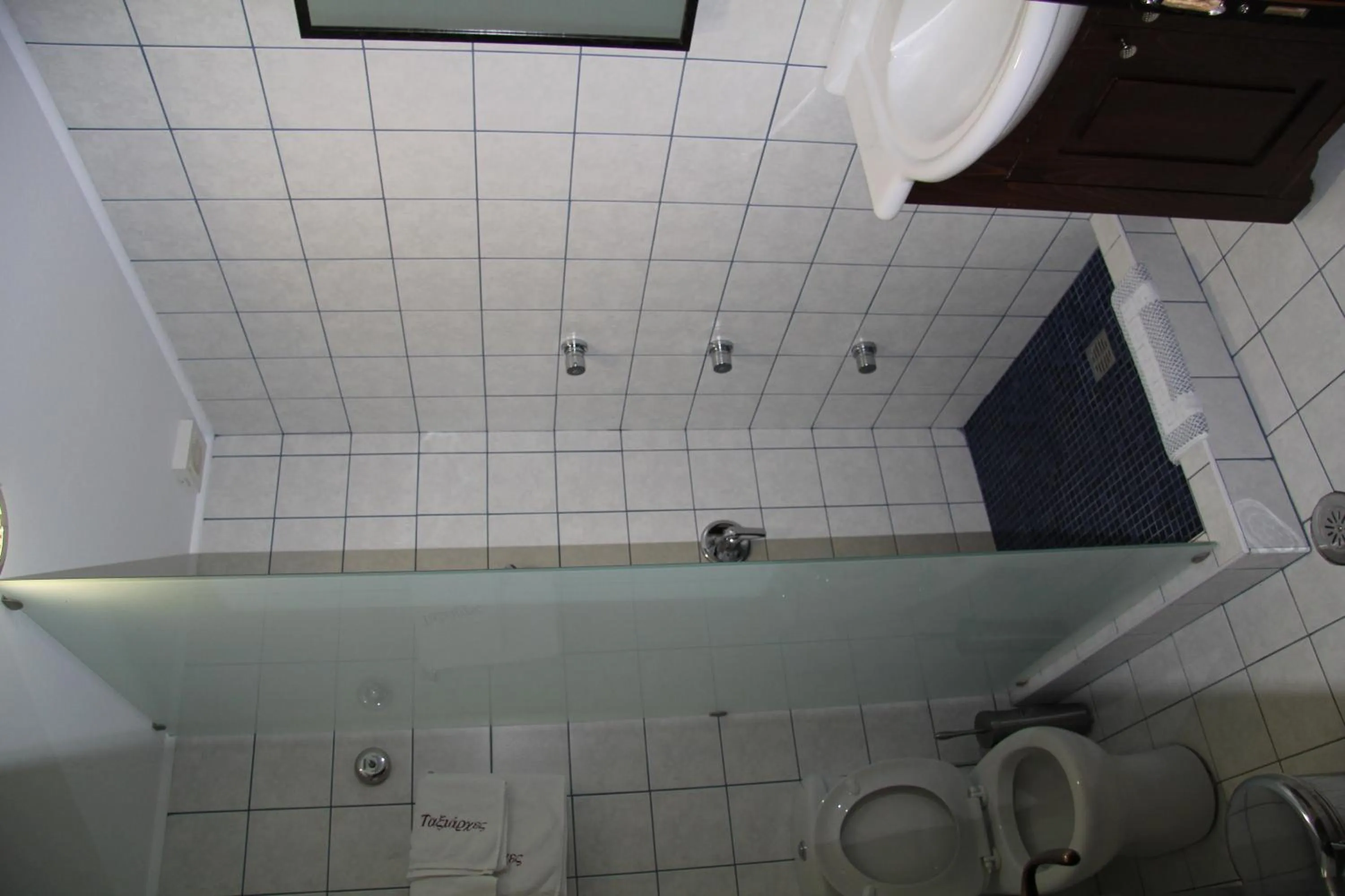 Bathroom in Hotel Taxiarches