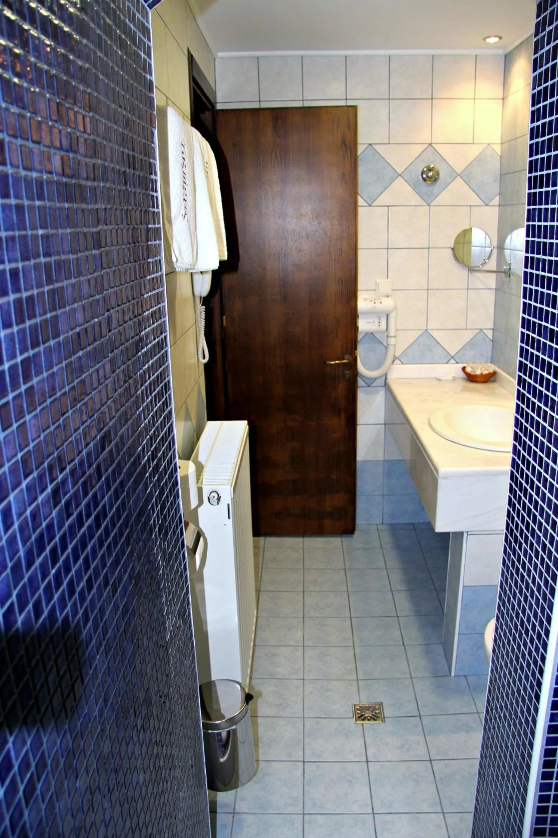 Bathroom in Hotel Taxiarches