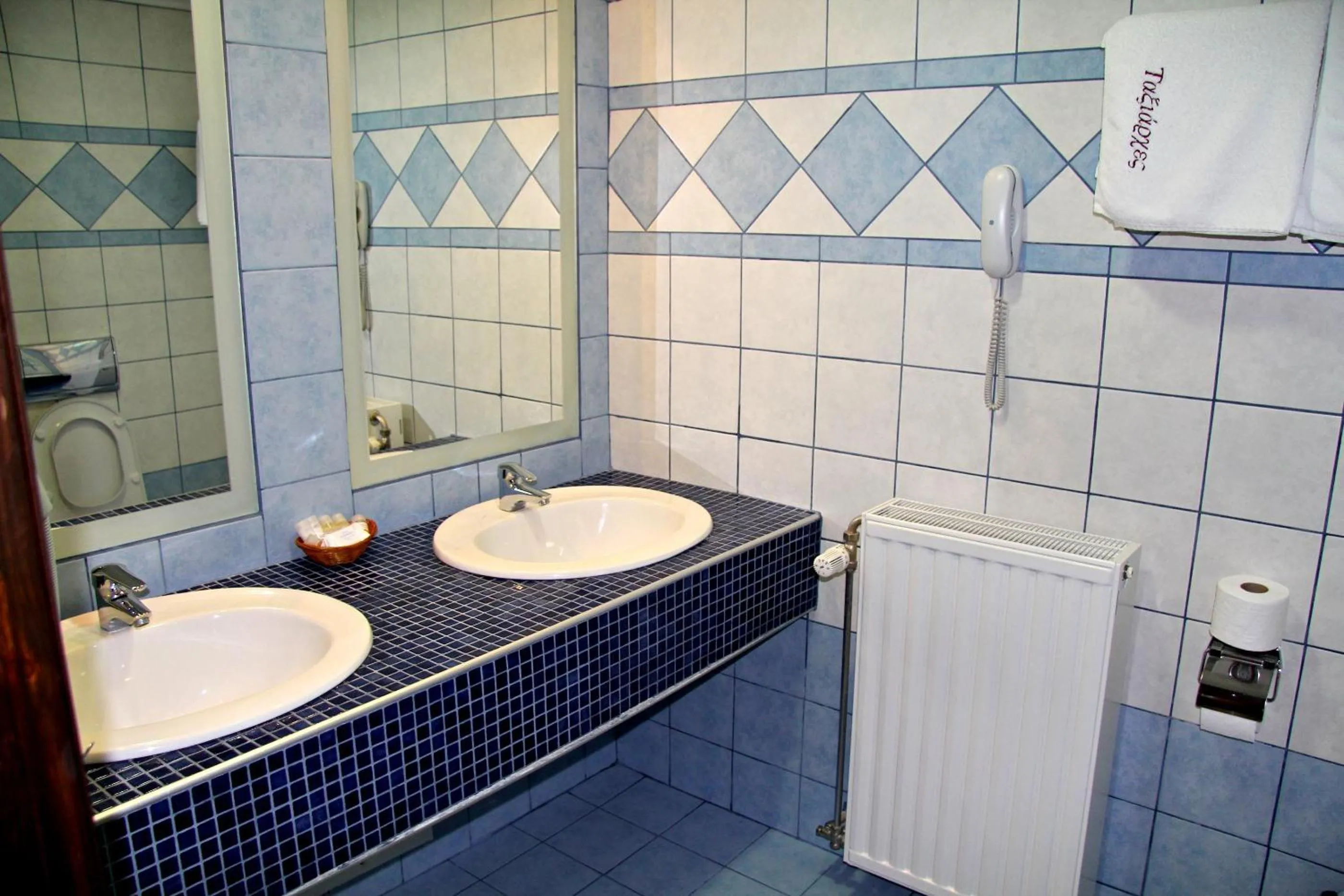 Bathroom in Hotel Taxiarches