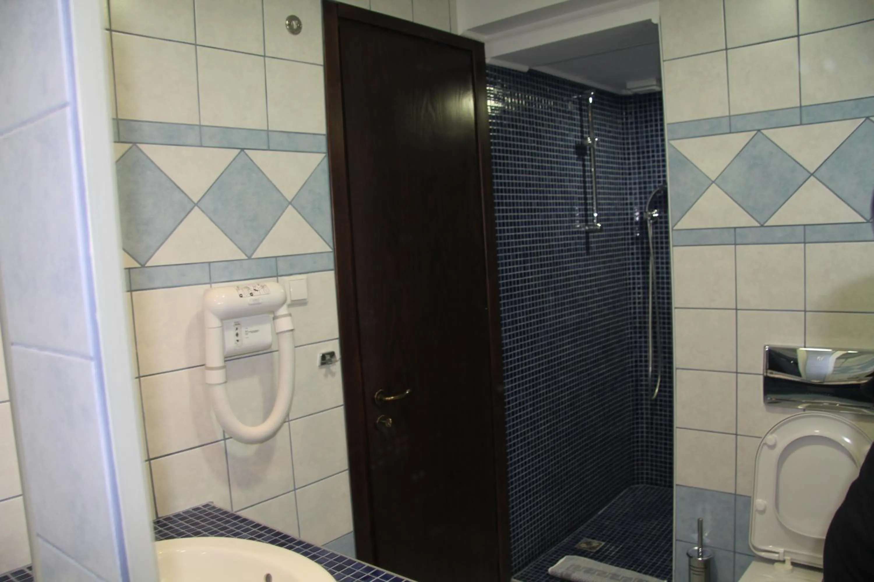 Bathroom in Hotel Taxiarches