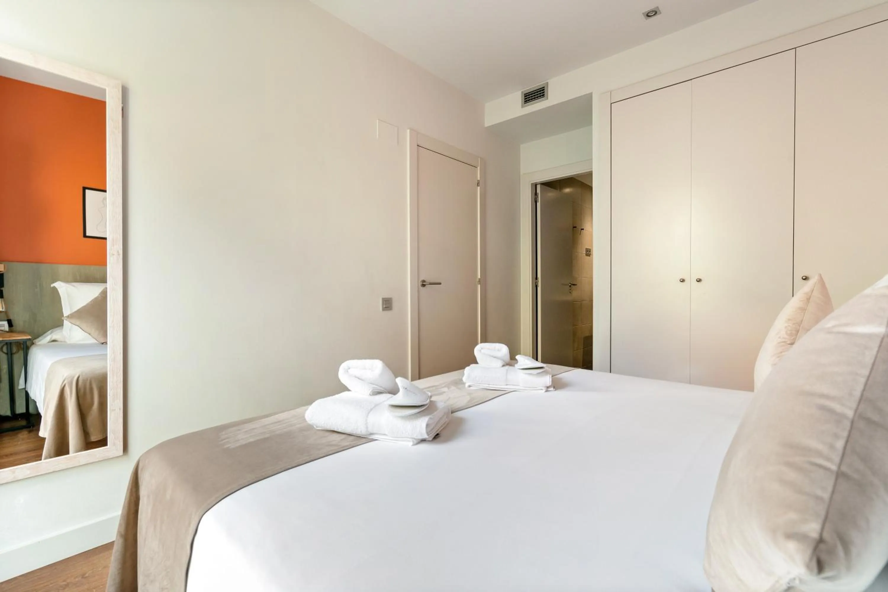 Photo of the whole room, Bed in Sensation Sagrada Familia