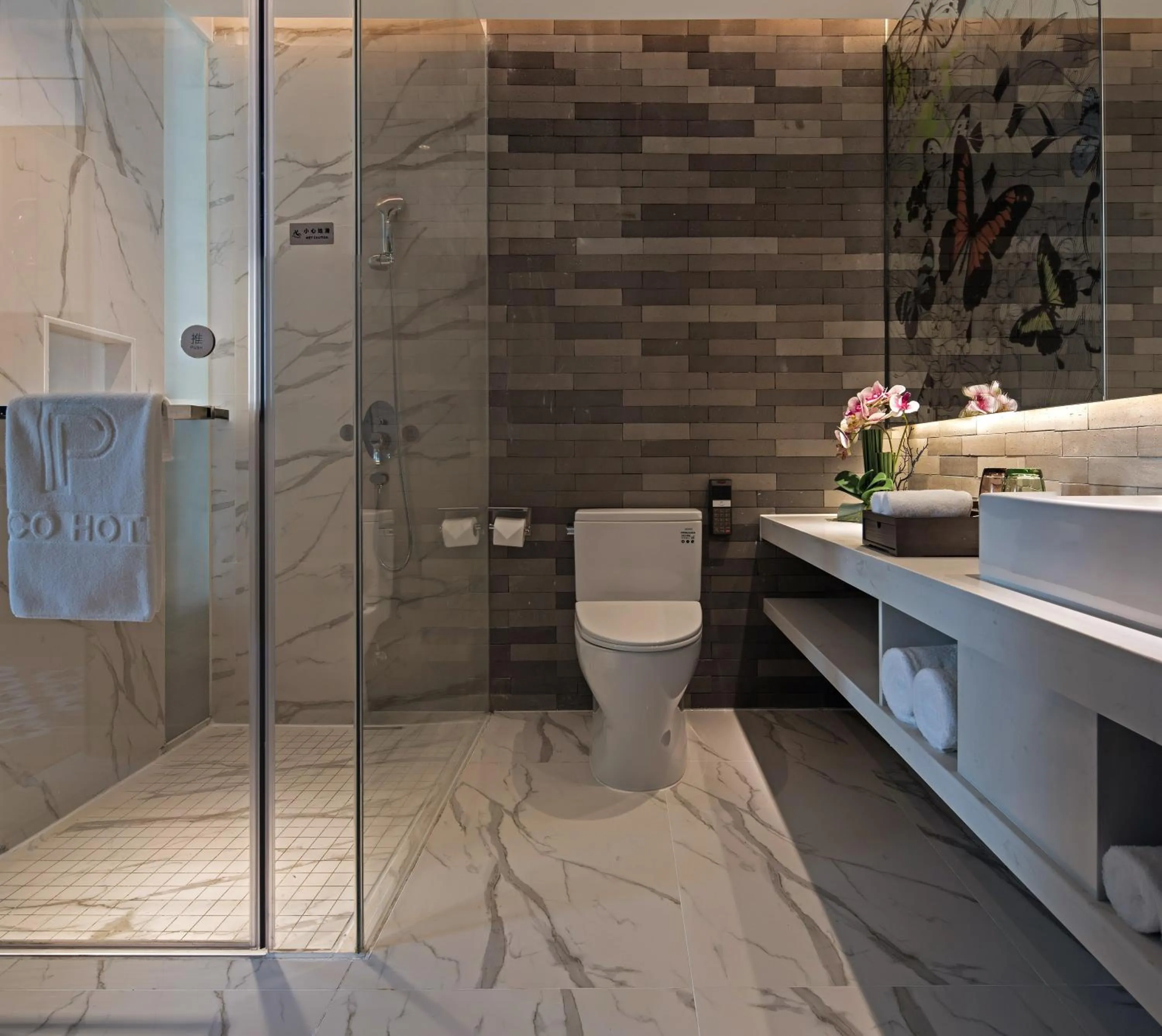 Shower in Paco Hotel Chebeinan Metro Guanghzou