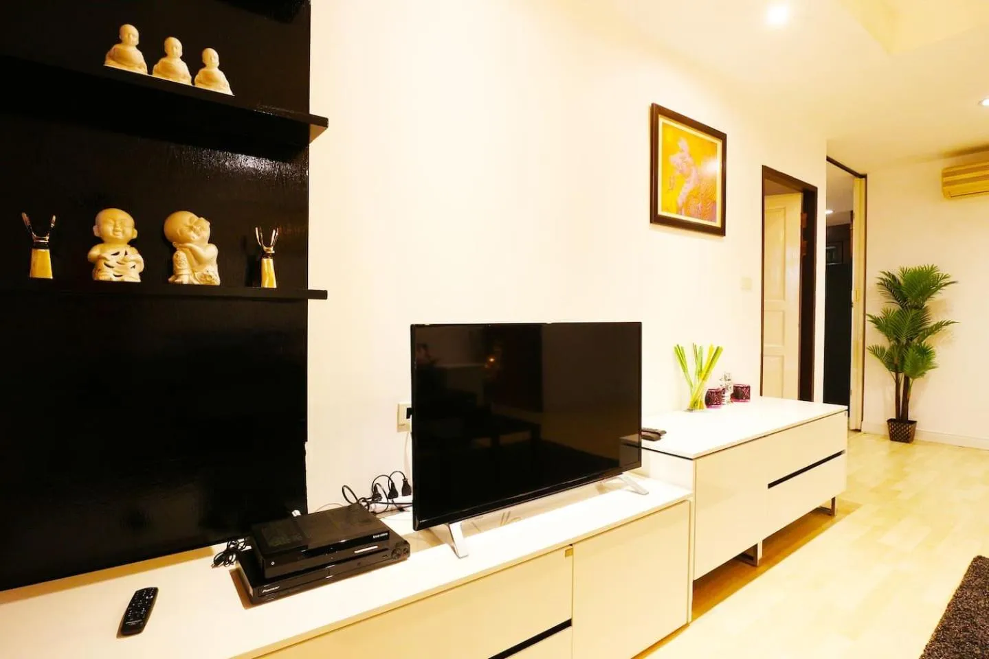 TV and multimedia in Serena Sathorn Suites