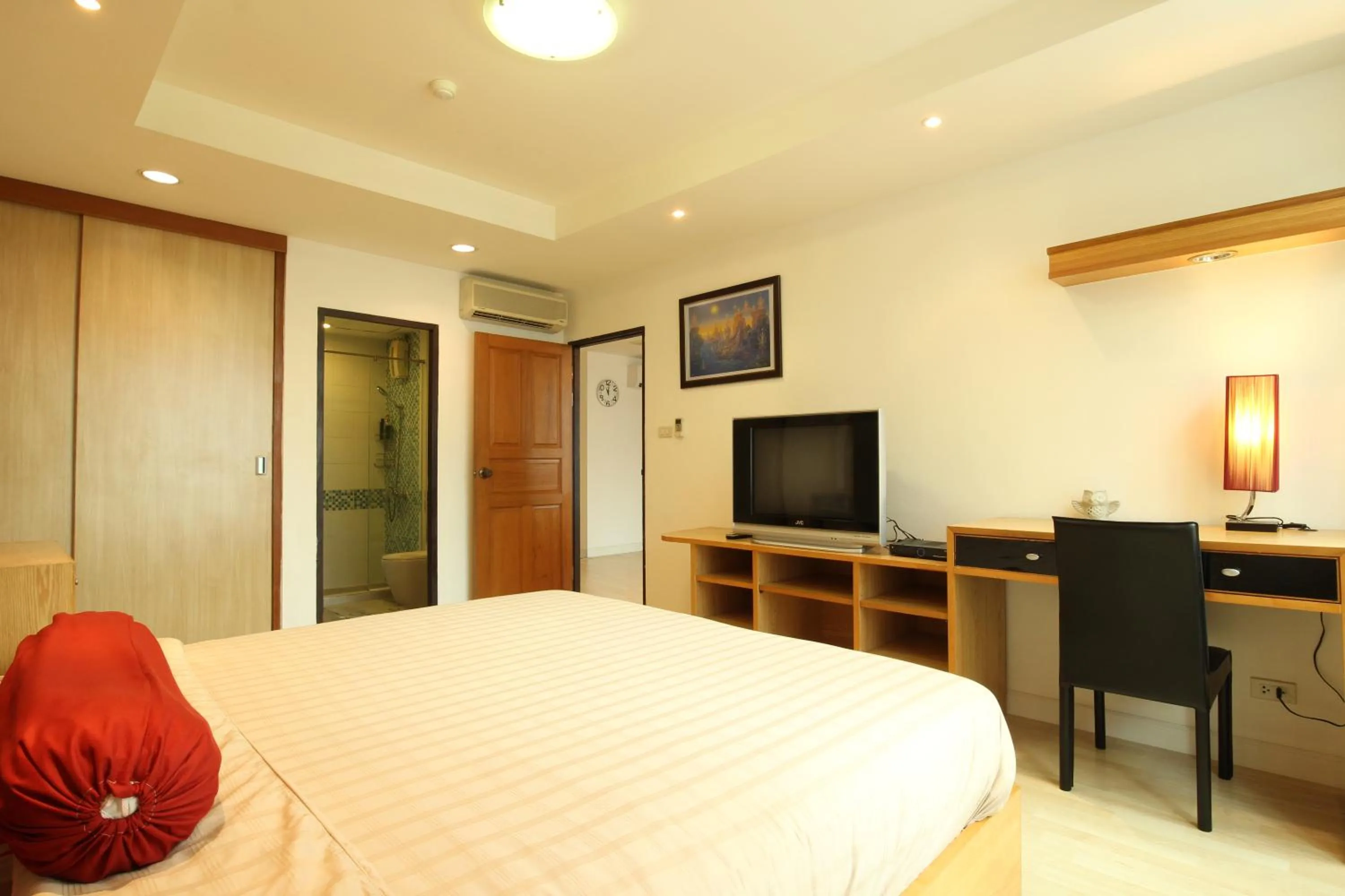 Bedroom, Bed in Serena Sathorn Suites