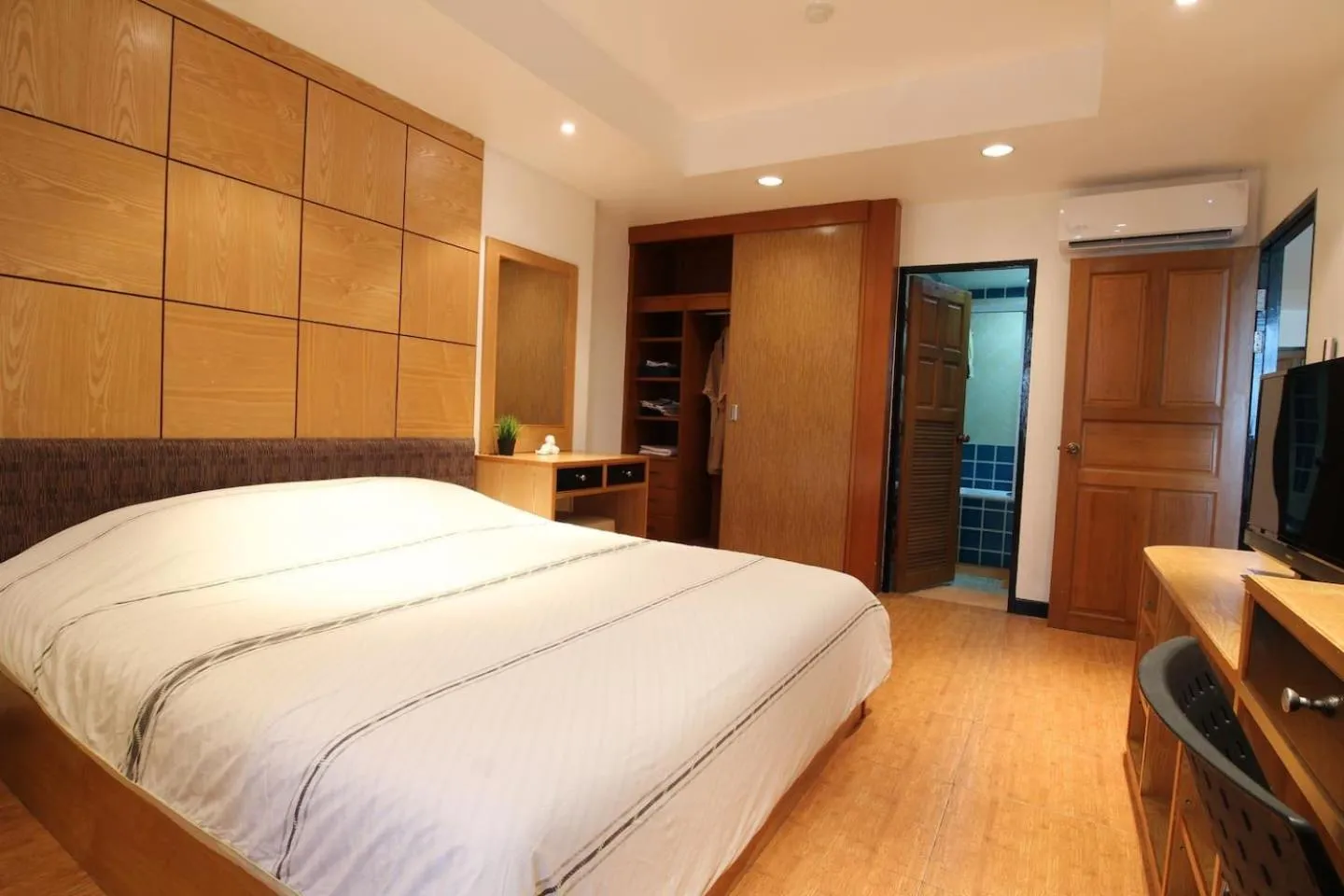 Bedroom, Bed in Serena Sathorn Suites