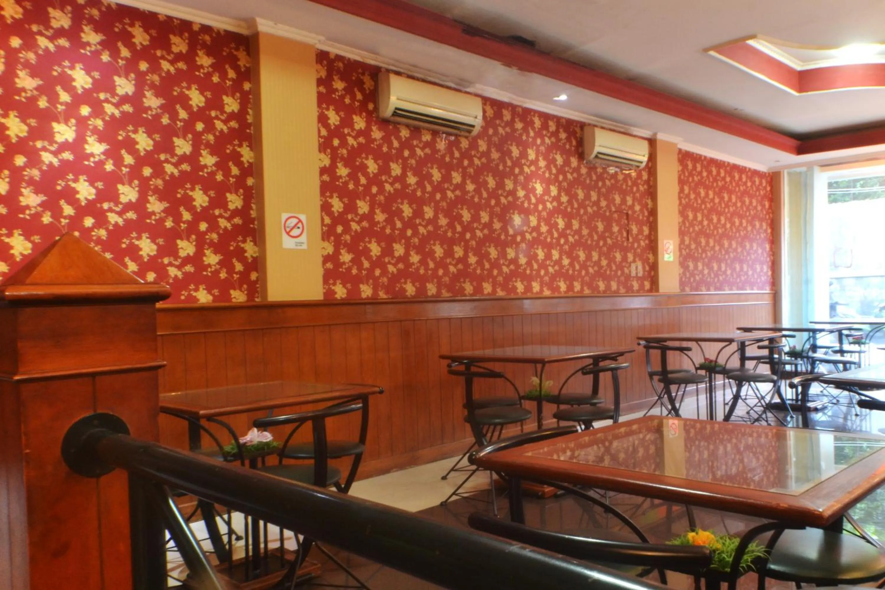 Restaurant/places to eat in Hotel Istana Bungur