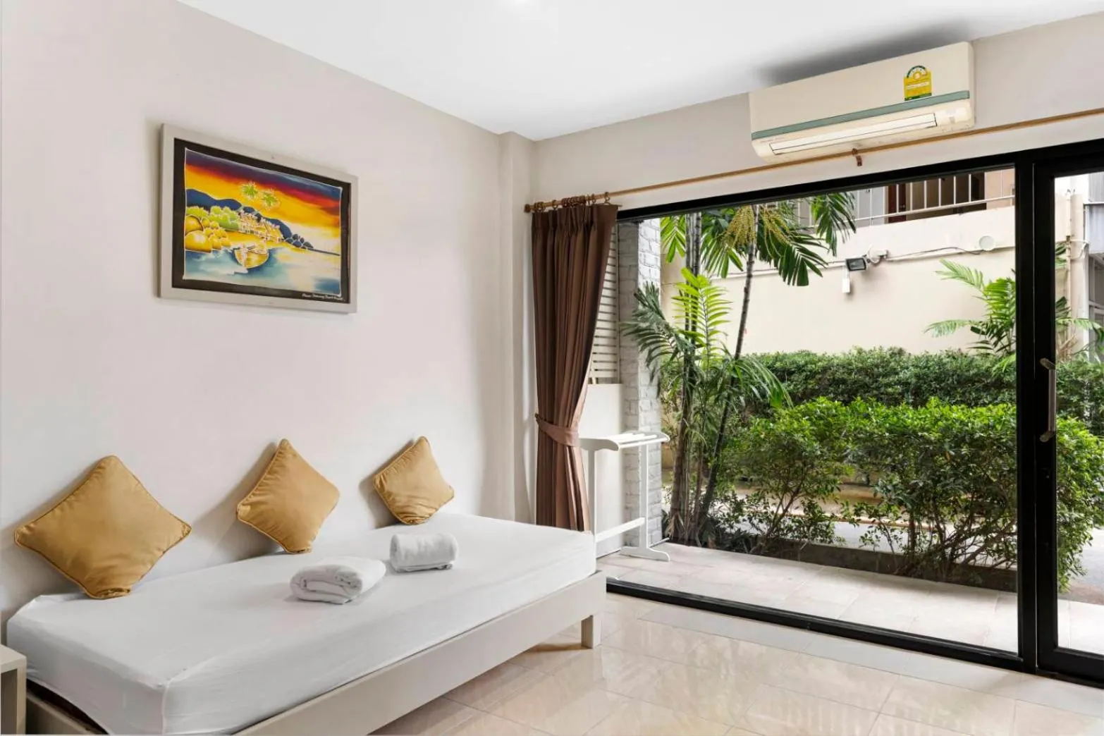 Photo of the whole room, Bed in Chaweng Terrace