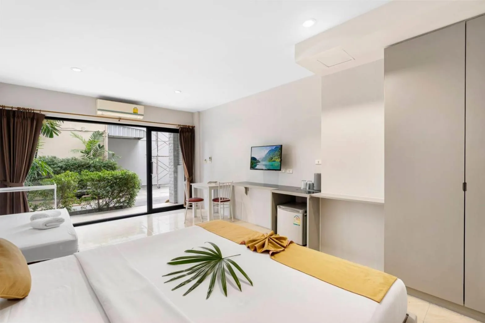 Photo of the whole room, Bed in Chaweng Terrace