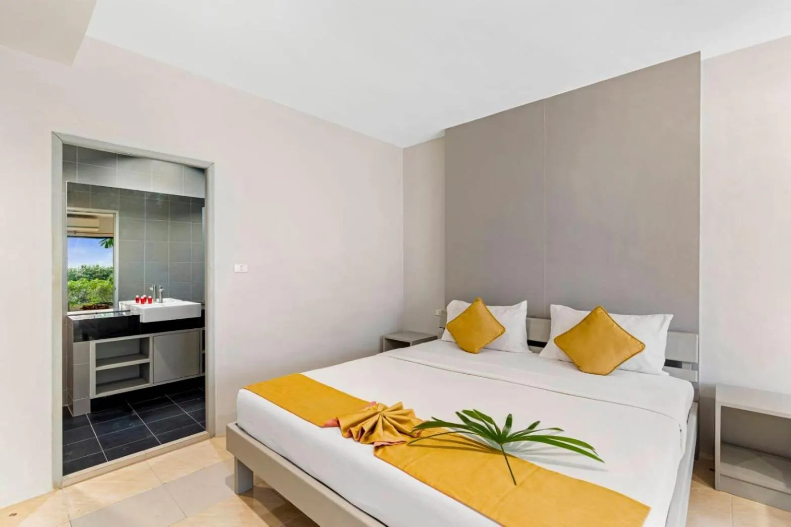 Photo of the whole room, Bed in Chaweng Terrace