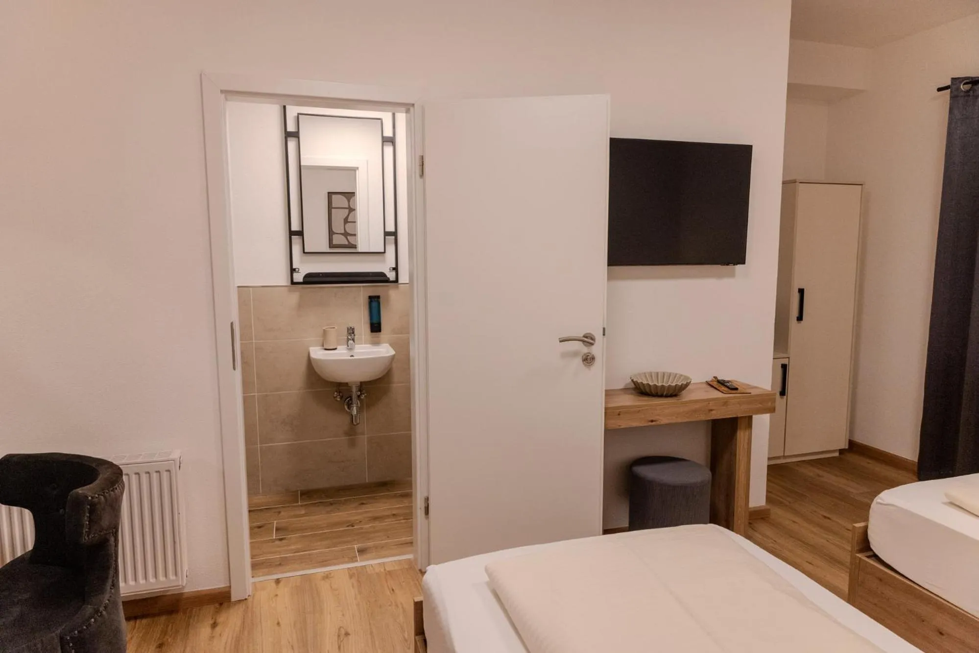 Toilet, Bed in Chaplin