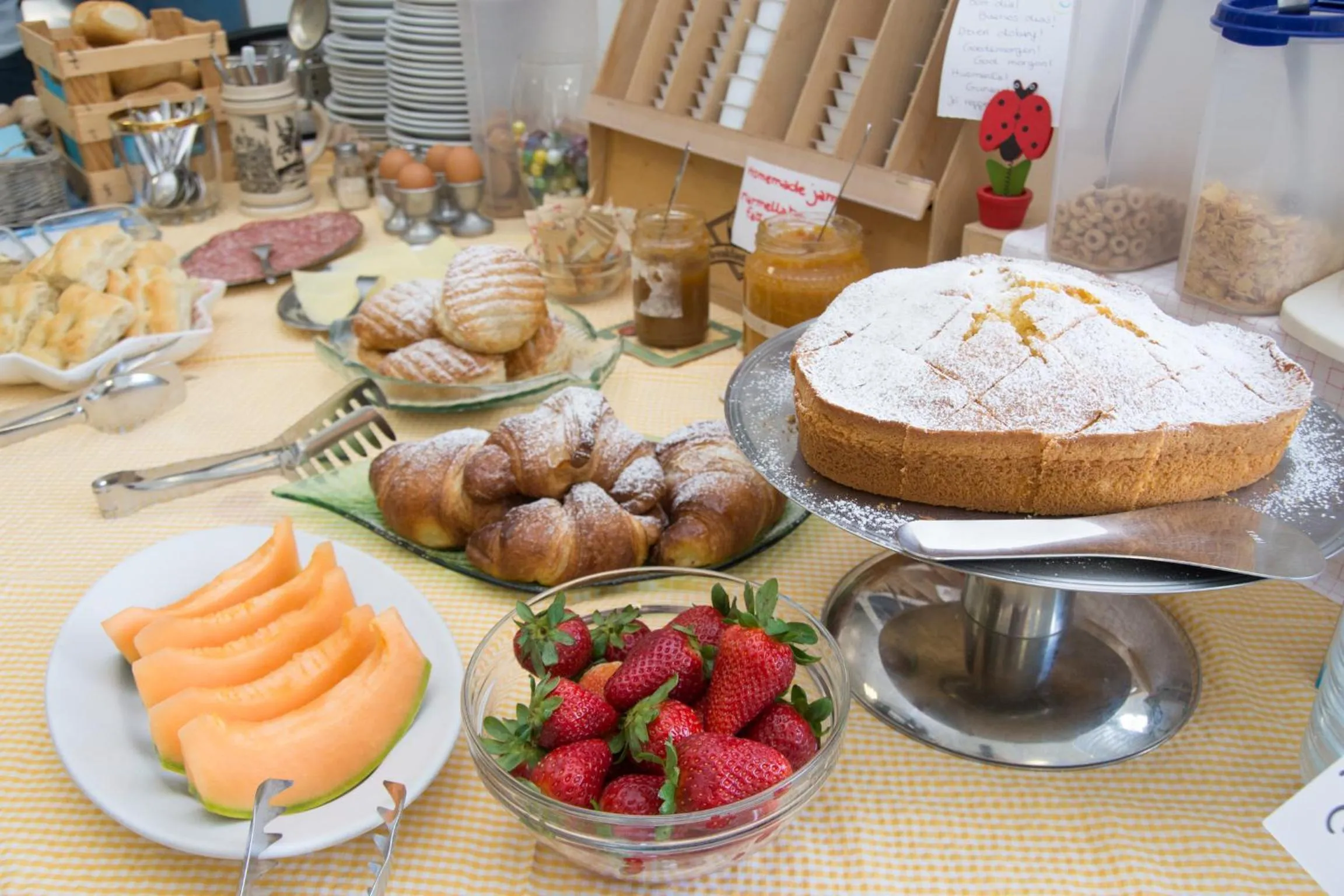 Buffet breakfast in Hotel Deutsche Familien