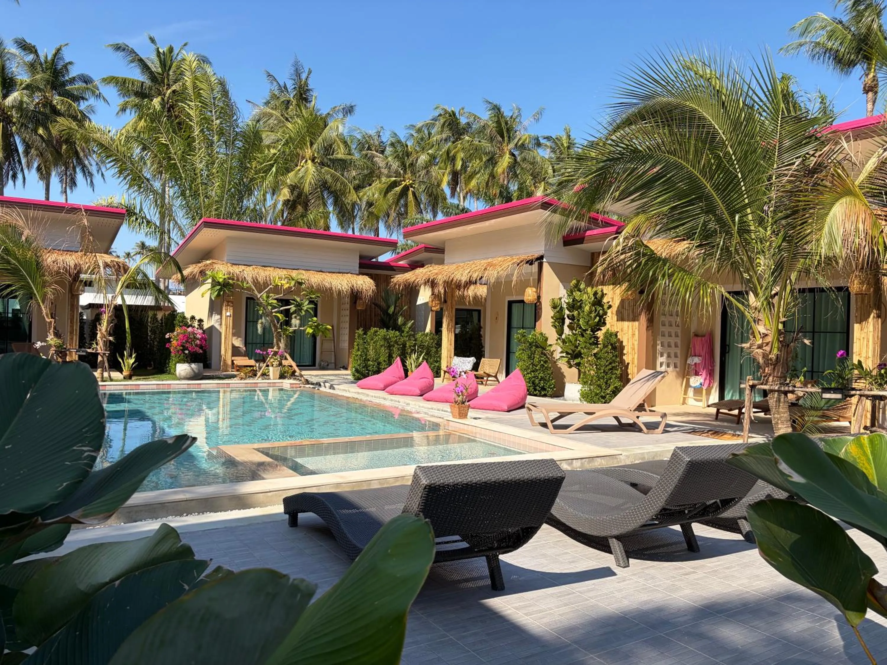 Pinky Bungalows Resort & Villa