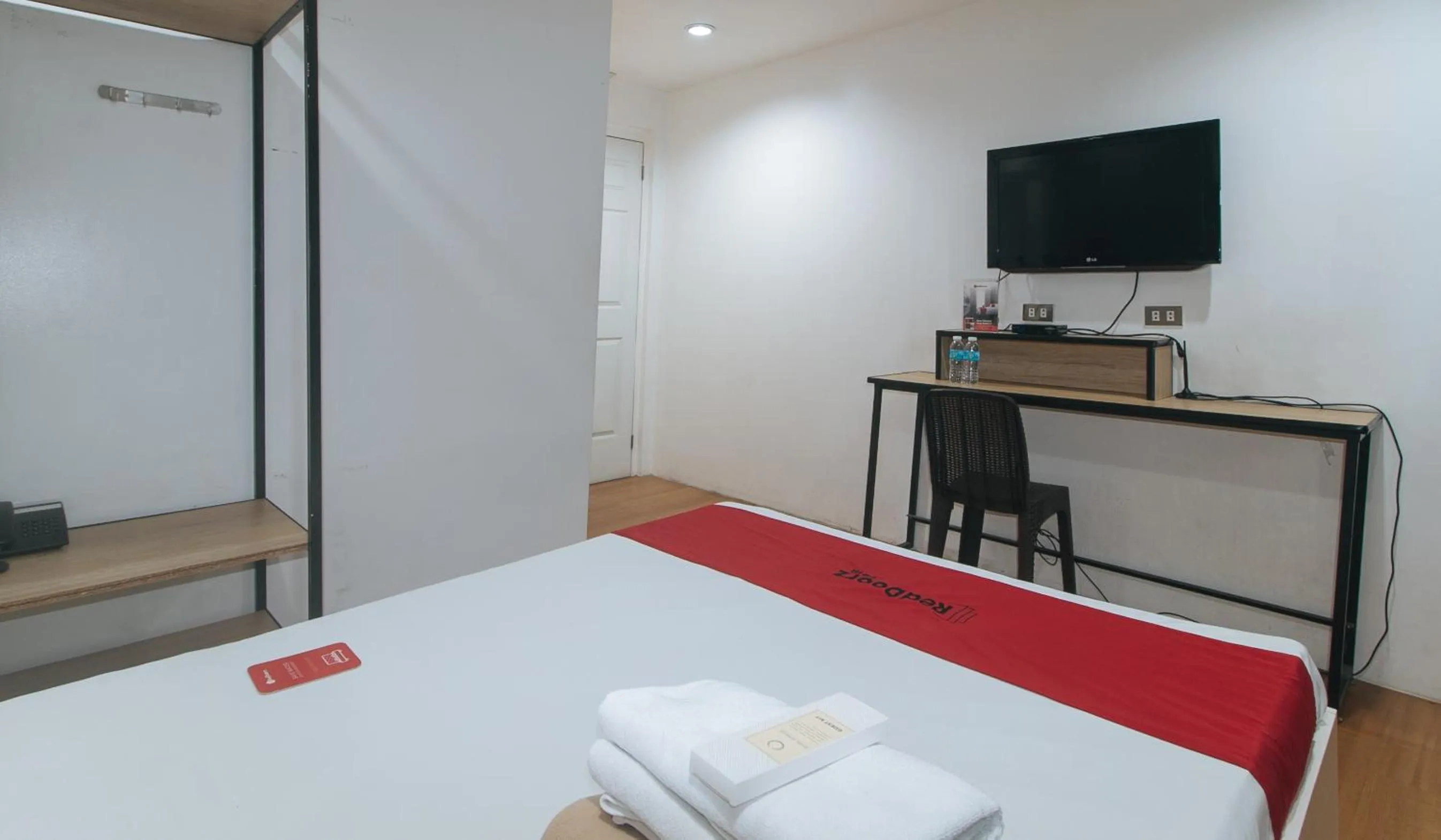 TV and multimedia, Bed in RedDoorz Plus at Boni Avenue Mandaluyong