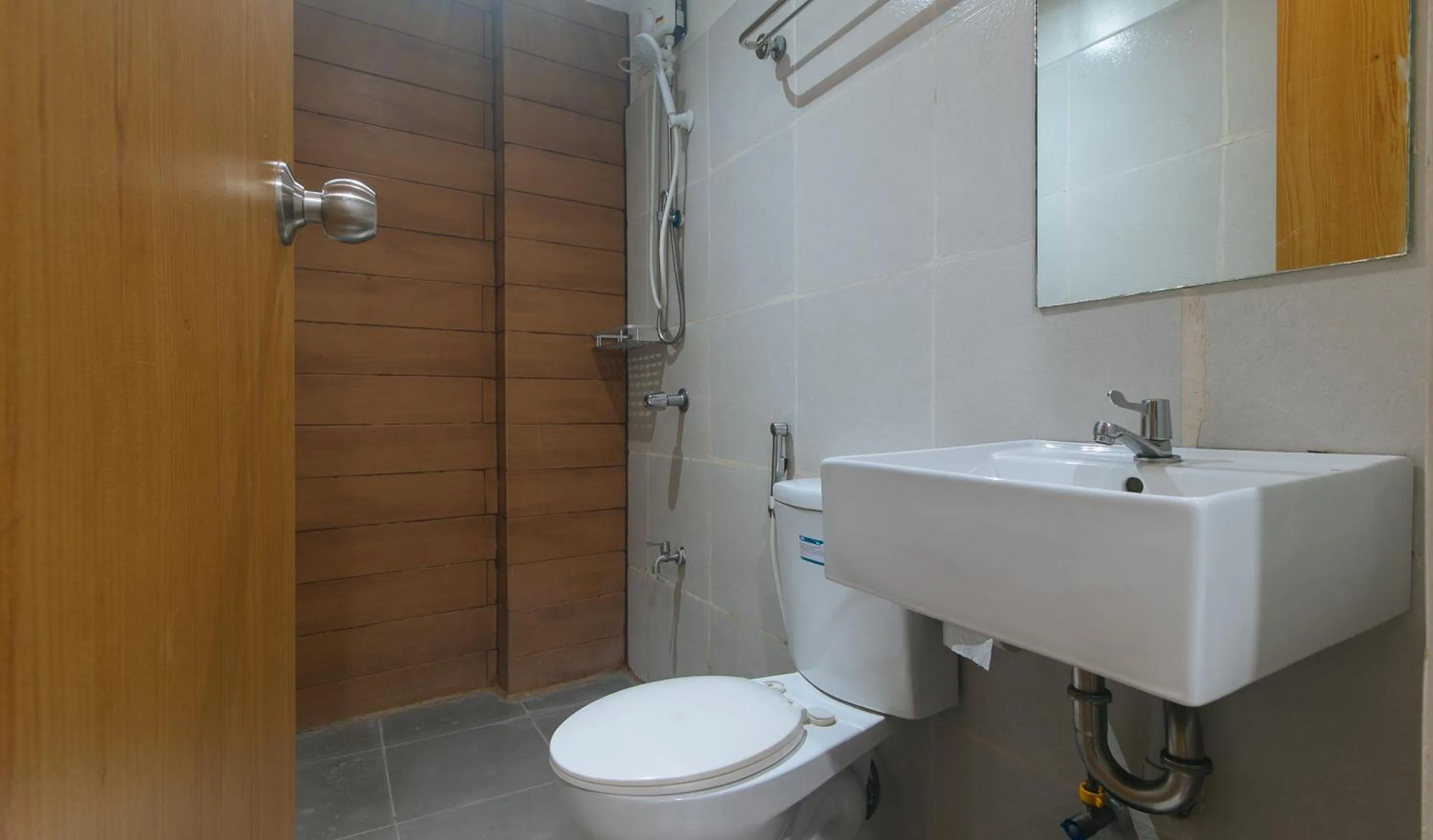 Shower in RedDoorz Plus at Boni Avenue Mandaluyong