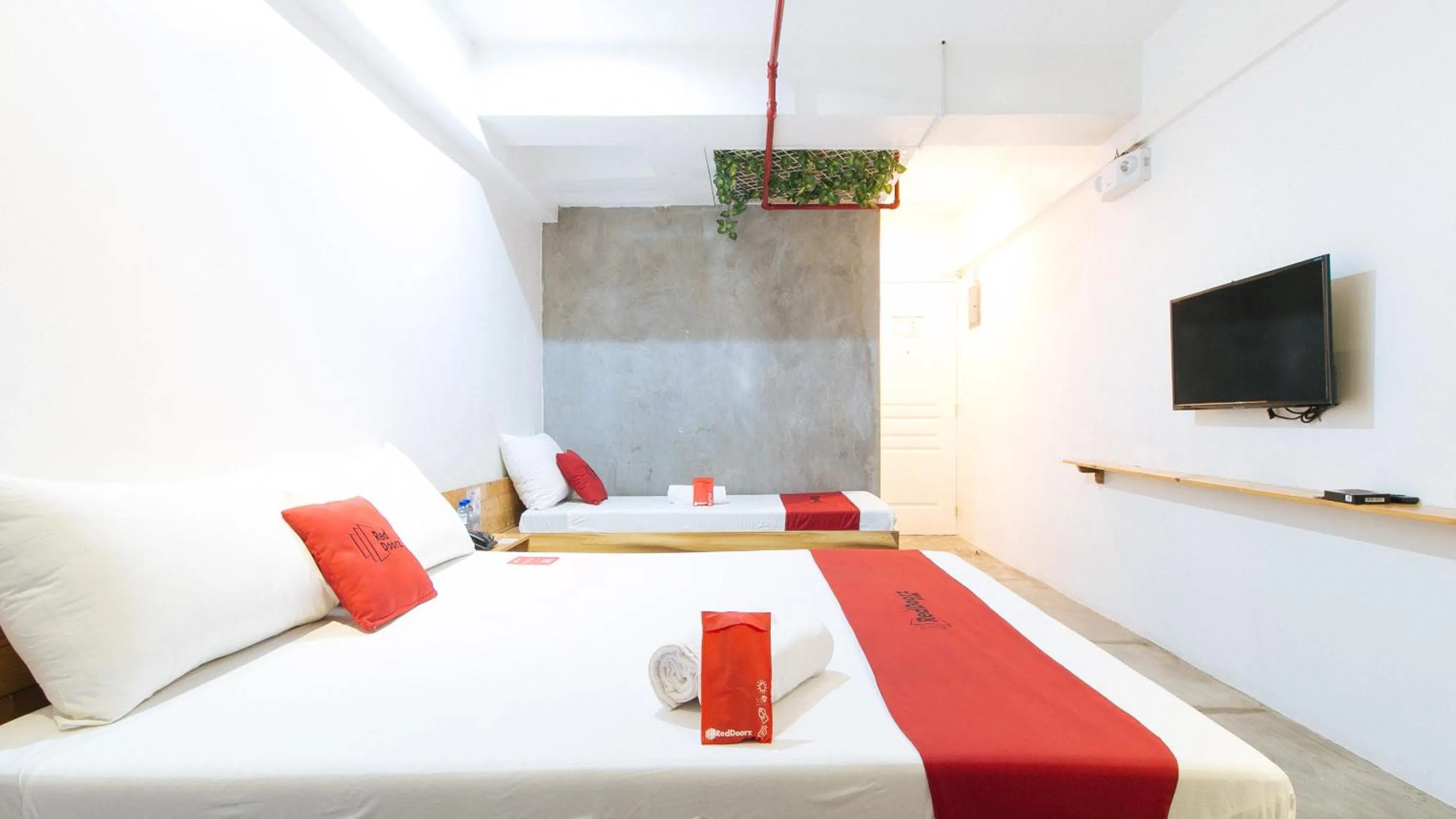 Bed in RedDoorz Plus at Boni Avenue Mandaluyong