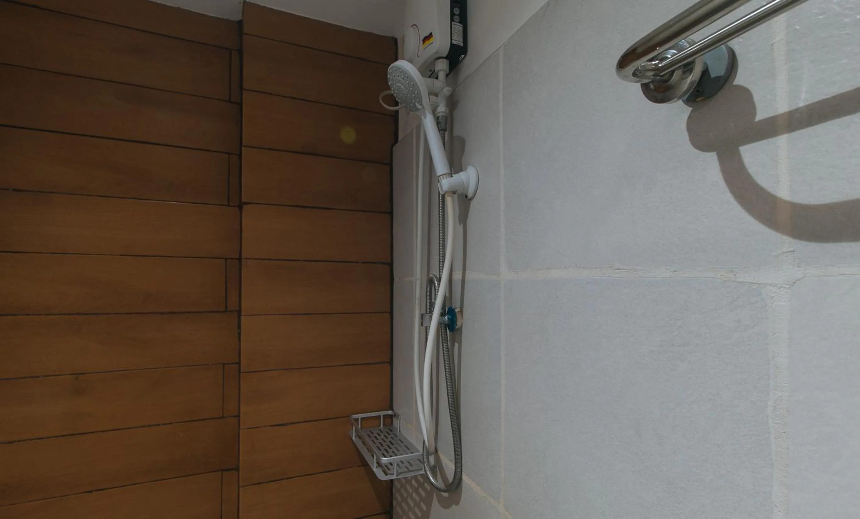 Shower in RedDoorz Plus at Boni Avenue Mandaluyong