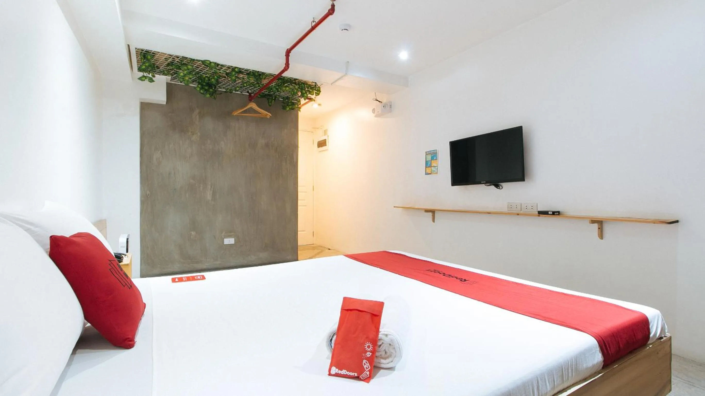 Bed in RedDoorz Plus at Boni Avenue Mandaluyong