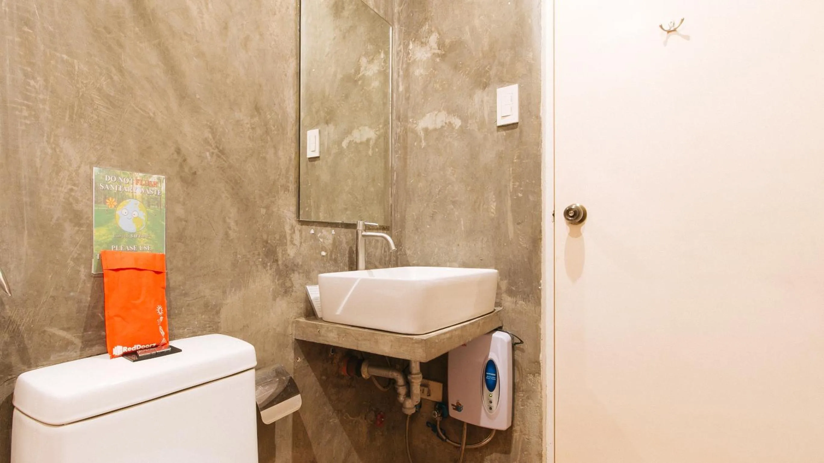 Toilet in RedDoorz Plus at Boni Avenue Mandaluyong