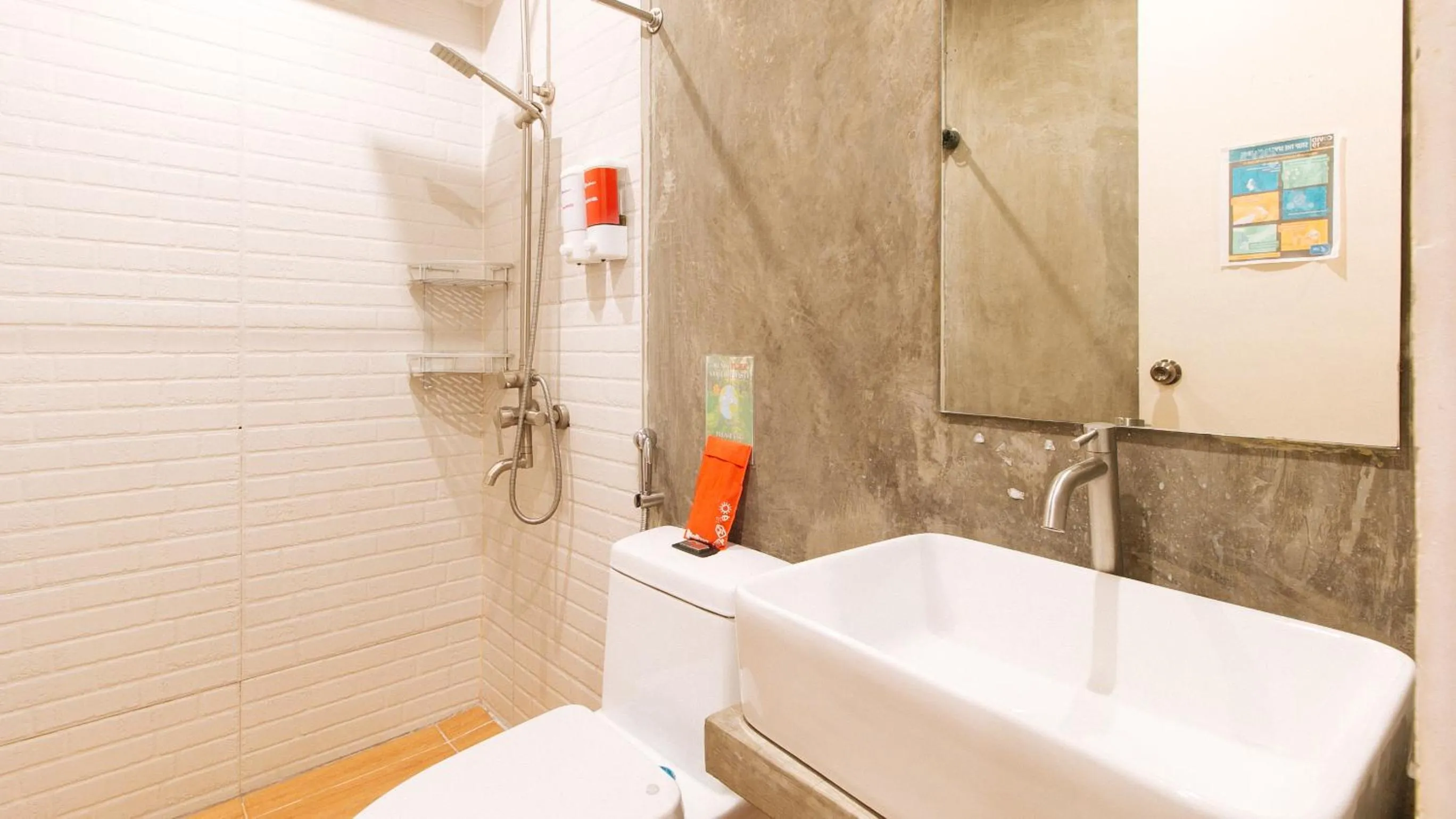 Shower in RedDoorz Plus at Boni Avenue Mandaluyong